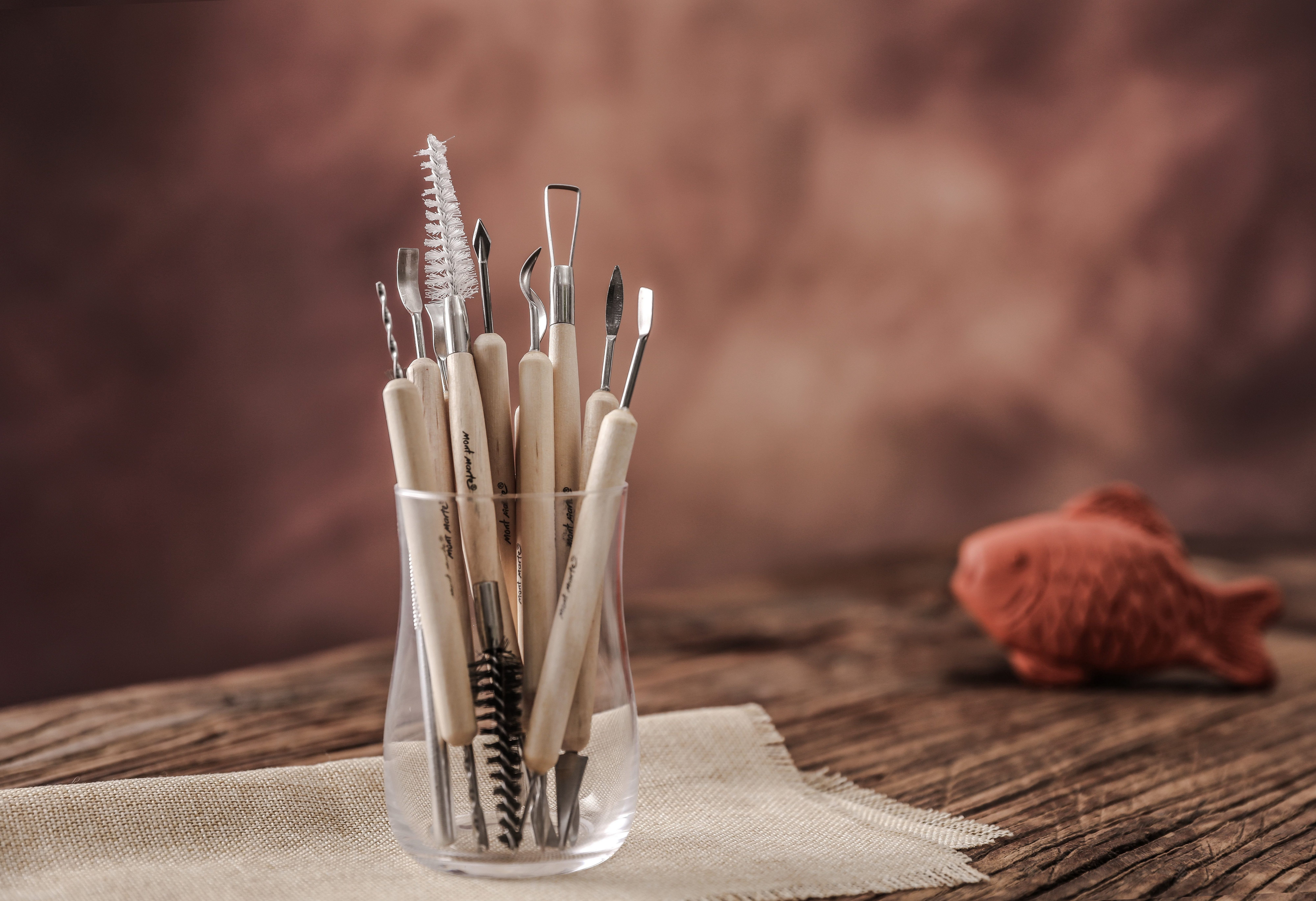 Mont Marte Modellierwerkzeug Set mit 11 x Modellier-Werkzeug für Ton, zum Schnitzen, Glätten & mehr, (Set, 11 St., MONT MARTE - Kunstutensilien), 11-teilig, Holzgriffe mit langlebiger Stahlspitze
