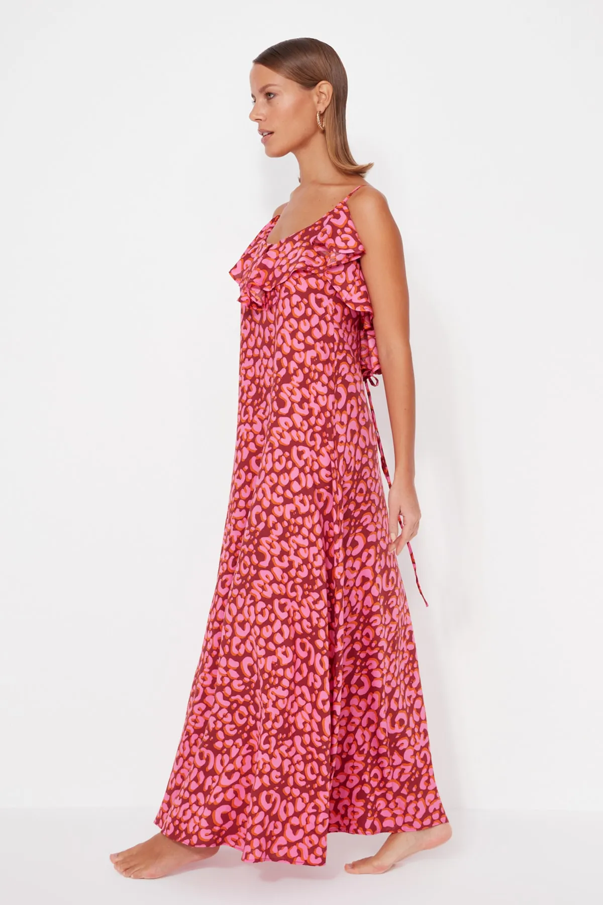 Trendyol Collection  Maxi-Strandkleid mit gewebten Rüschen und Tiermuster TBESS19WY0004