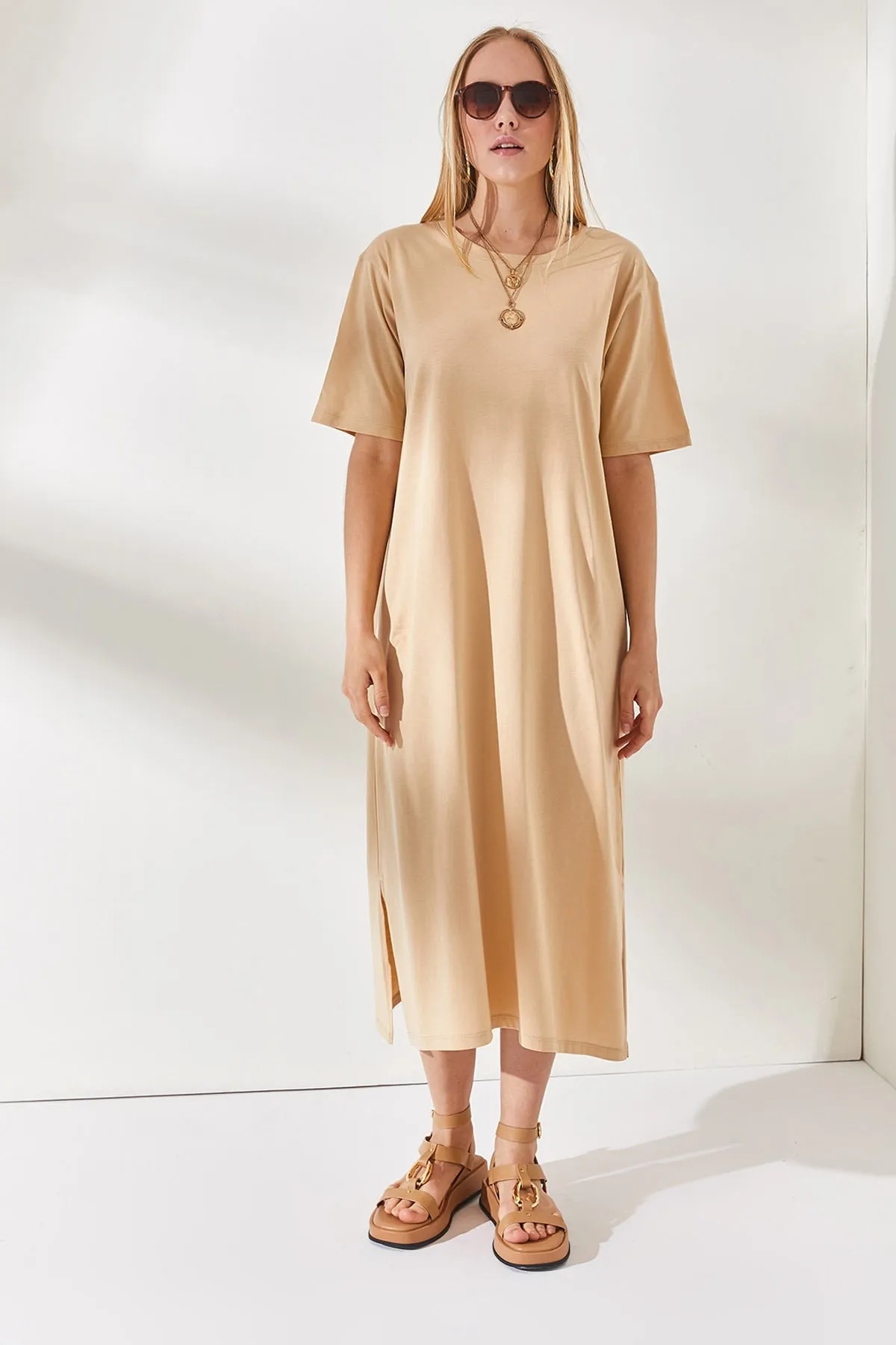 Olalook  Beigefarbenes Oversize-Baumwollkleid für Damen mit Seitenschlitzen ELB-19001880