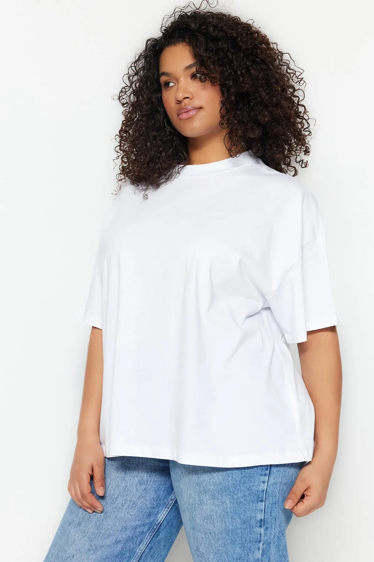 Trendyol Curve  Geripptes, weit geschnittenes Basic-Strick-T-Shirt mit weißem Kragen TBBSS23BF00017