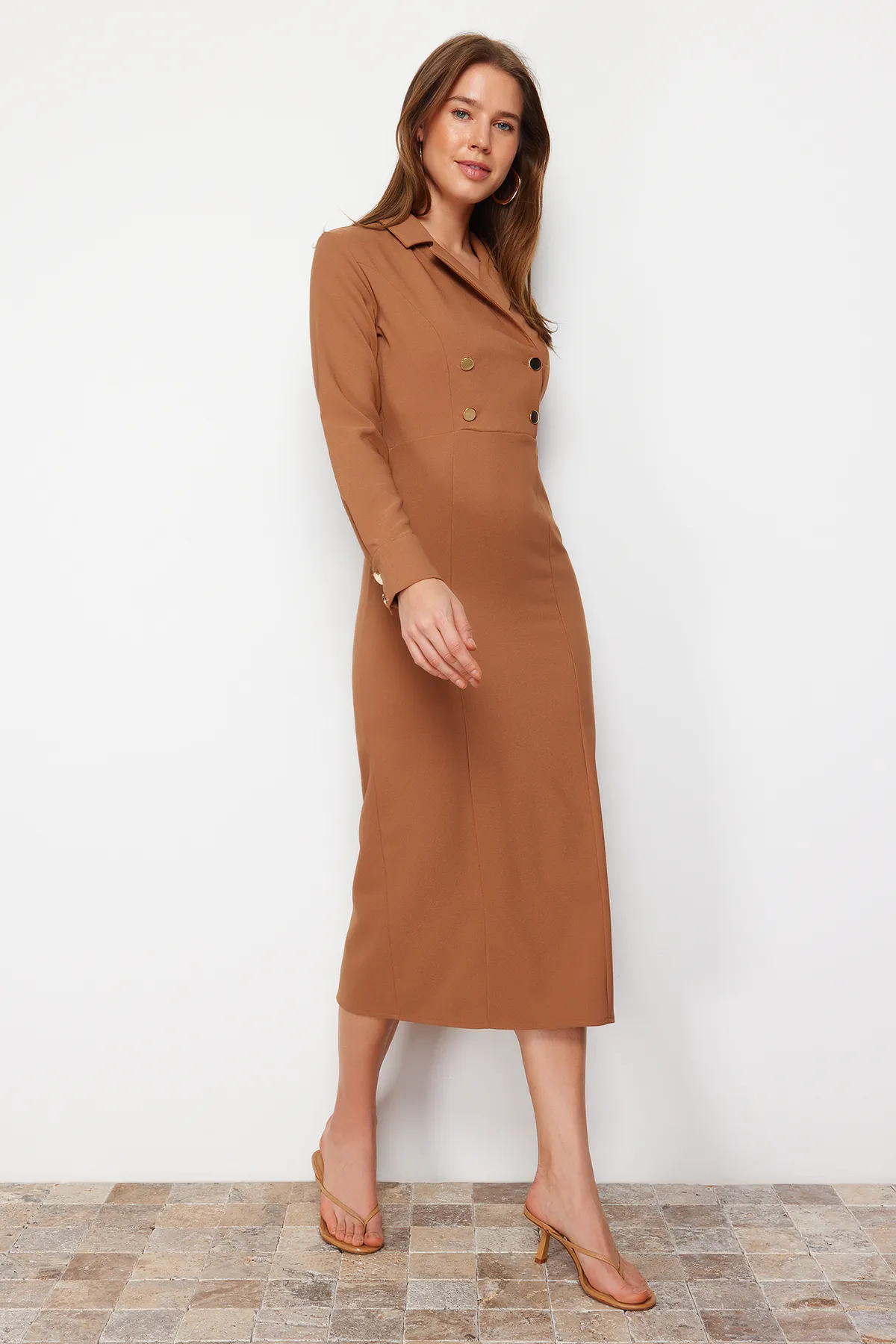 Trendyol Modest  Kamelfarbenes gewebtes Kleid mit zweireihigem Kragen und Knopfdetail TCTSS24EB00020