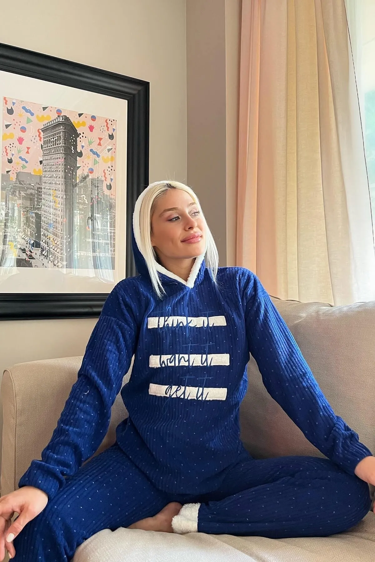 Pijamaevi  Marineblaues Polar-Pyjama-Set mit drei Linienmuster und Kapuze aus Plüsch