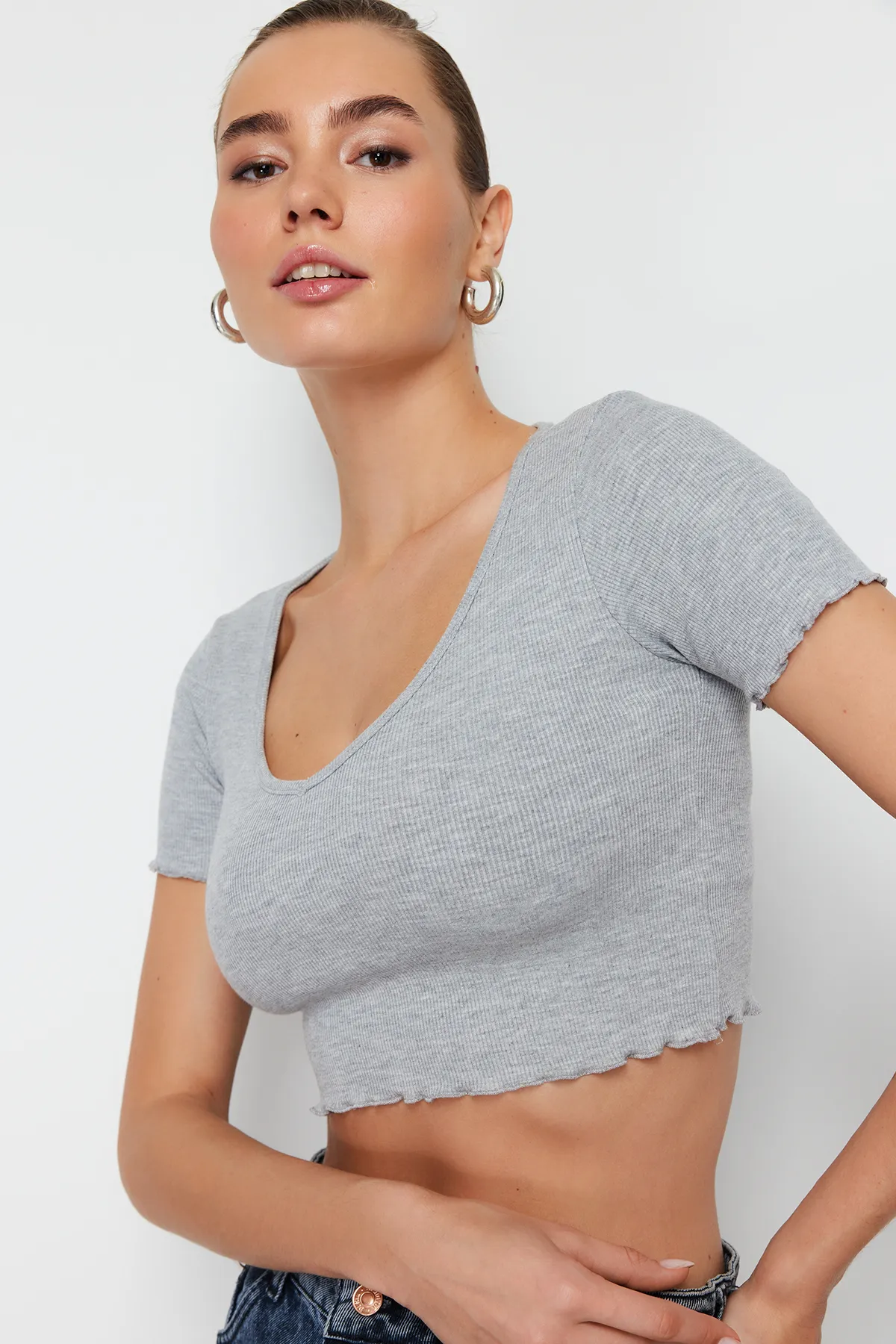 Trendyol Collection  Graue Melange-Baby-Overlock-Strickbluse mit Pool-Ausschnitt, detaillierte, bauchfreie, gerippte, dehnbare Strickbluse TWOSS24BZ00197