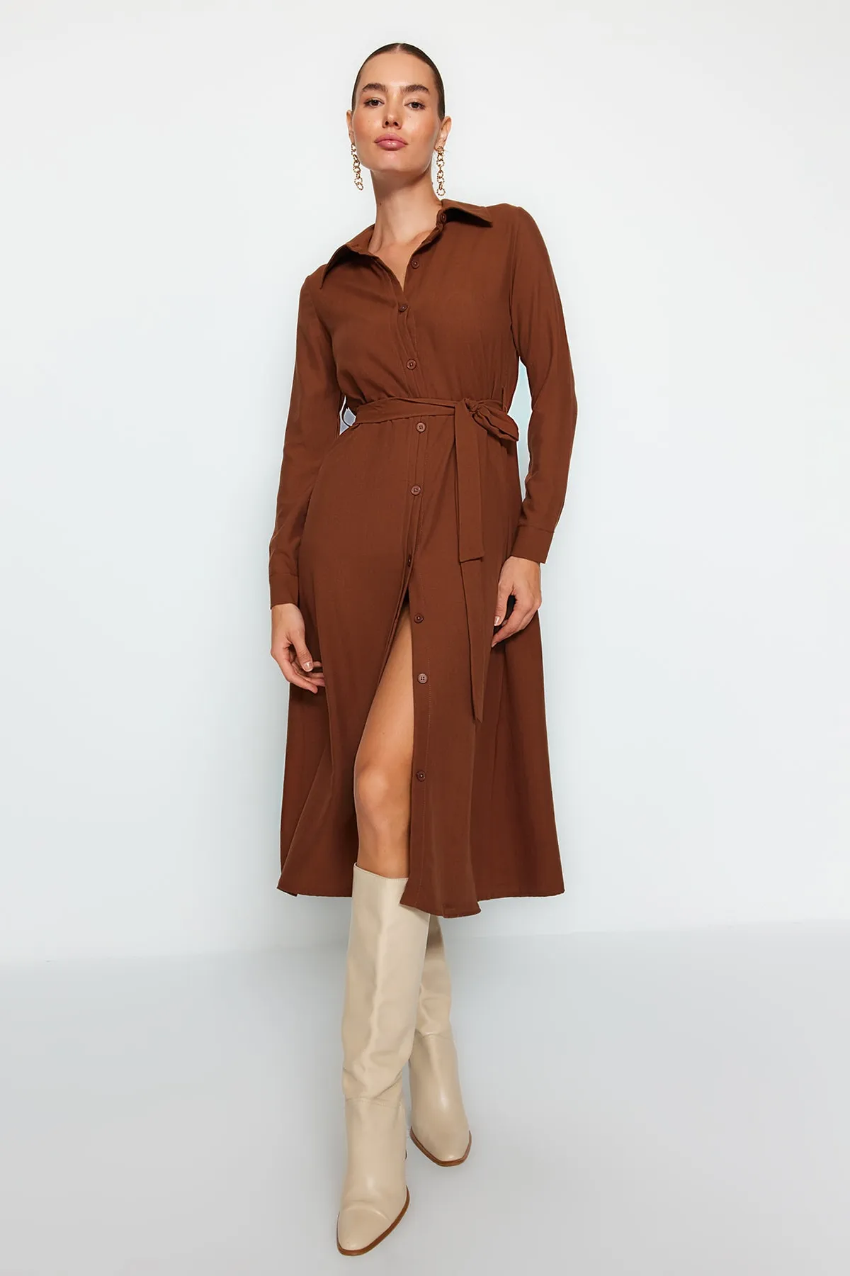Trendyol Collection  Braunes, gerade geschnittenes, gewebtes Midi-Hemdkleid mit Gürtel TWOAW24EL00504