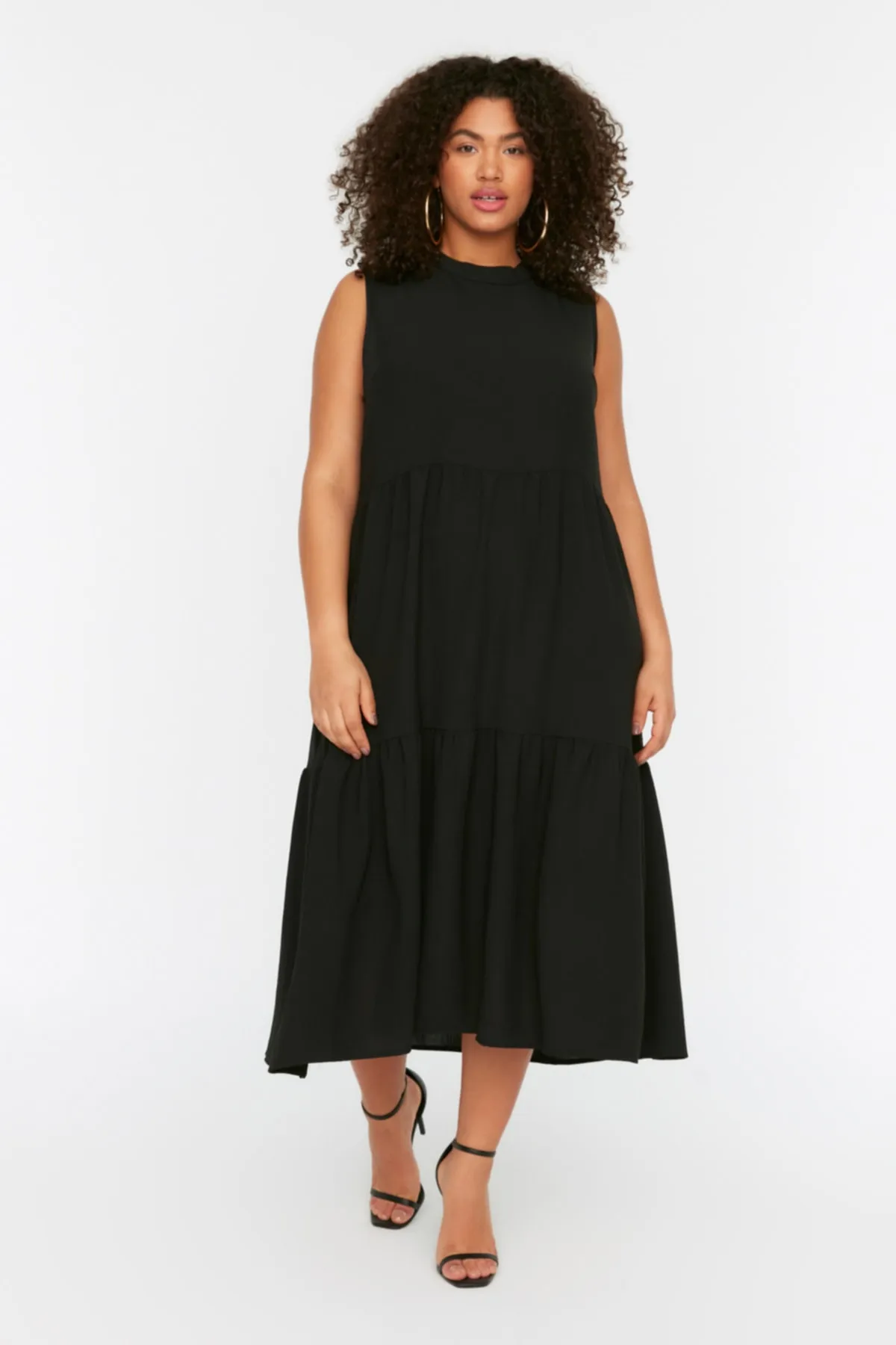 Trendyol Curve  Schwarzes gewebtes Kleid mit Schwungrad-Details TBBSS22EL1593