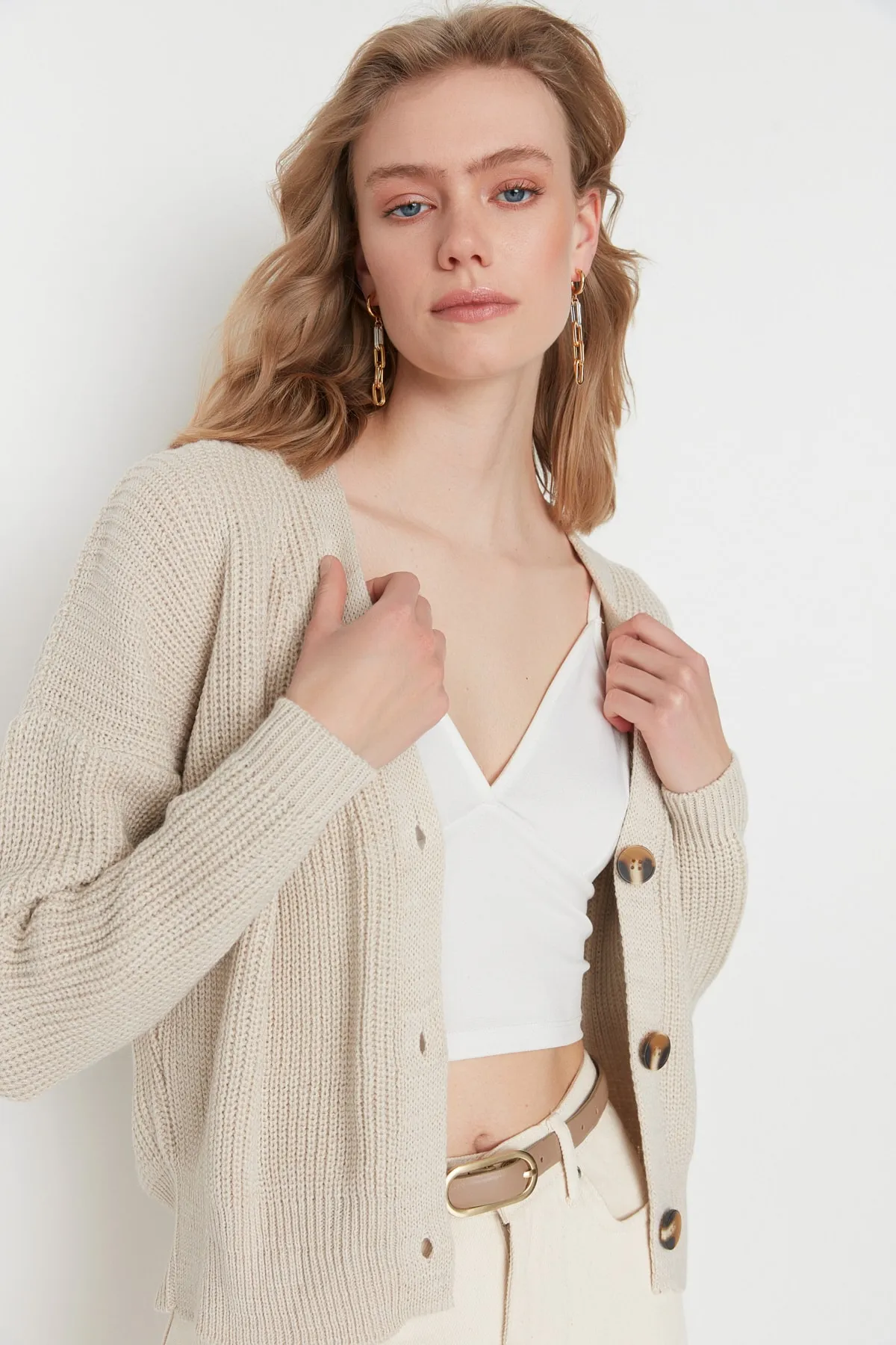 Trendyol Collection  Strickjacke mit Steinknopfdetail TWOAW21HI0104