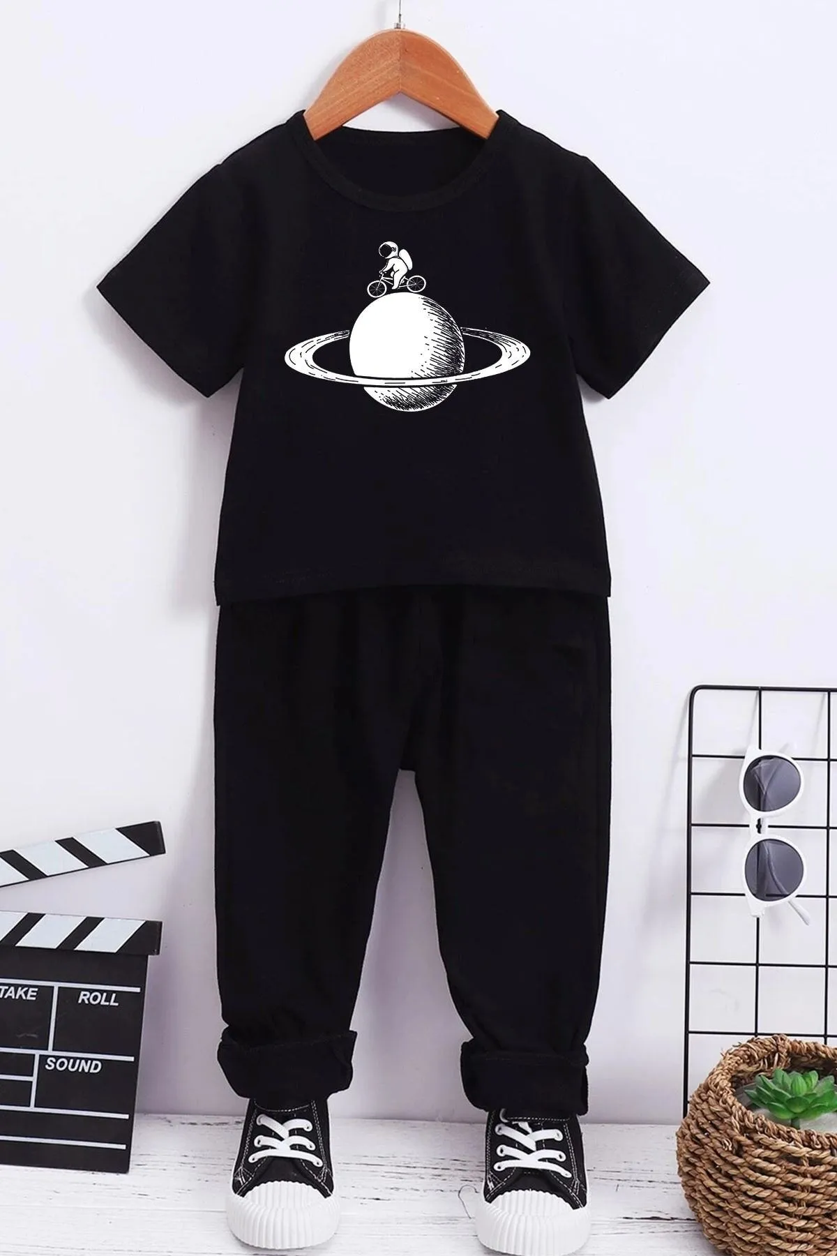 uyguntarz  Kinder-Trainingsanzug-Set „Astronaut Rides Bottom – Oberteil“.