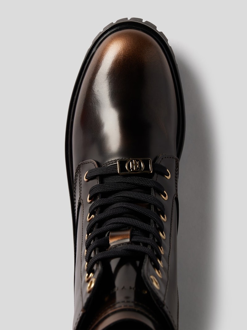 Boots aus Leder mit kontrastiven Details in gold