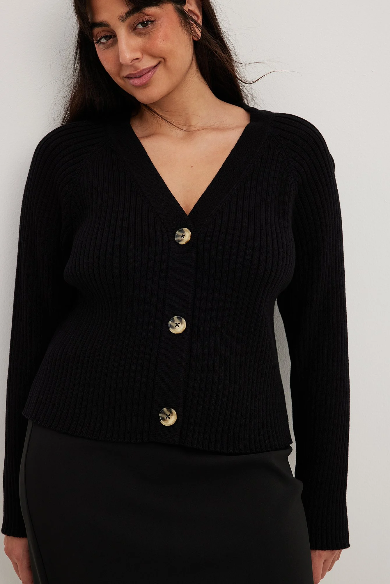 Gerippte Strickjacke mit V-Ausschnitt