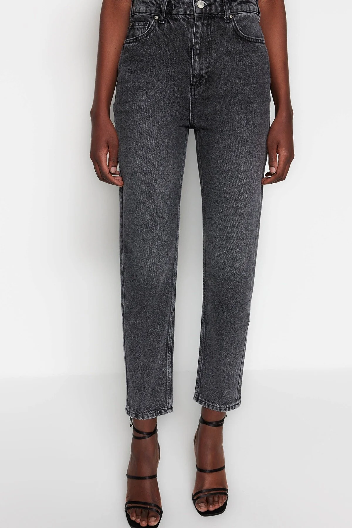 Trendyol Collection  Anthrazitfarbene Mom-Jeans mit hoher Taille TWOSS23JE00085