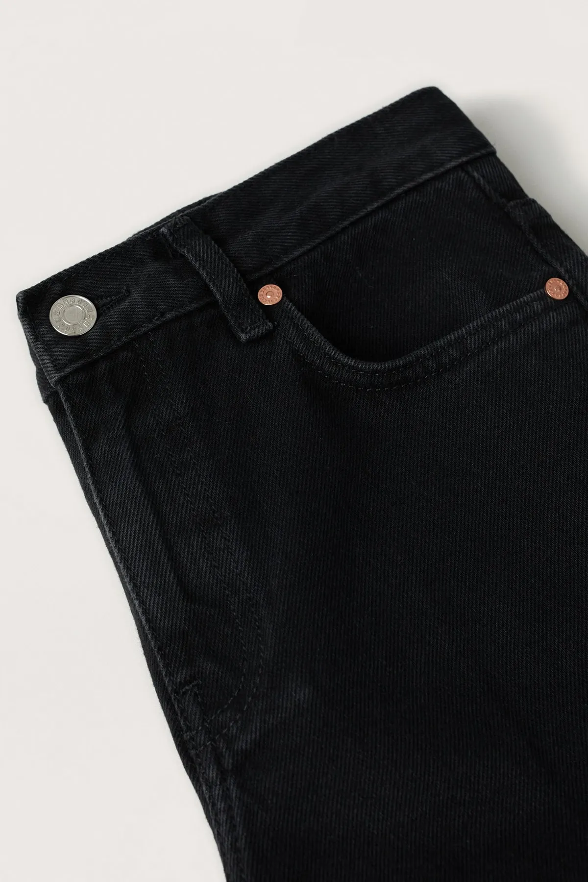 MANGO  Damenjeans aus schwarzem Denim 27091090