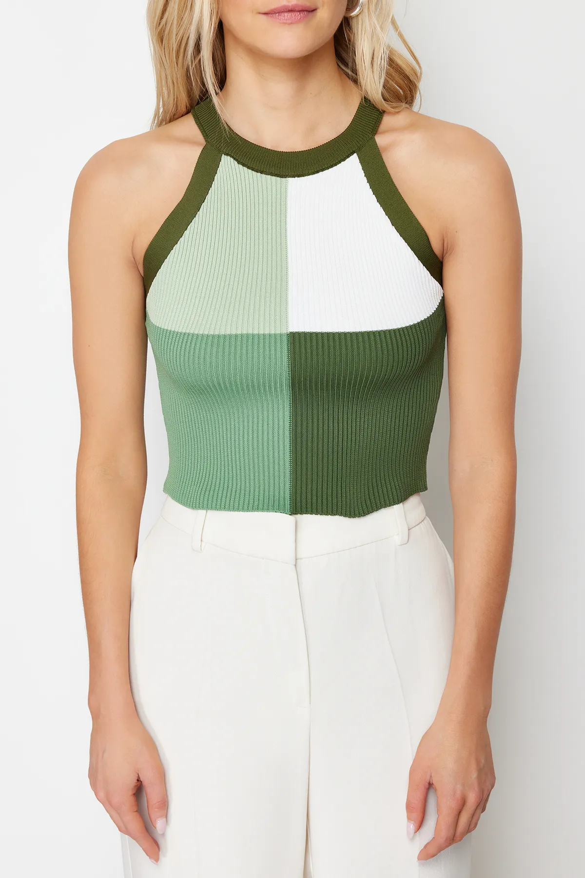 Trendyol Collection  Khakifarbene, kurze Strickbluse mit Farbblockdesign TWOSS22BZ0402