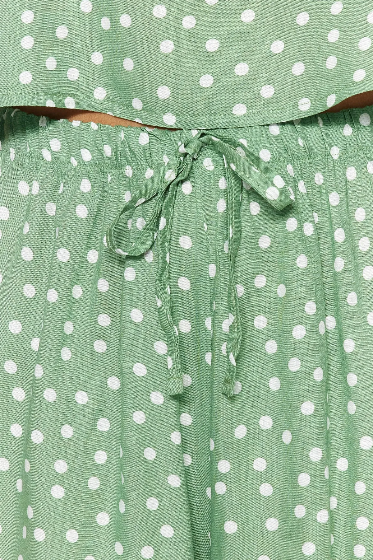 Trendyol Collection  Mintgrünes Pyjama-Set aus Viskosegewebe mit Tupfen, Rüschendetail und Seilträgern THMSS21PT0742