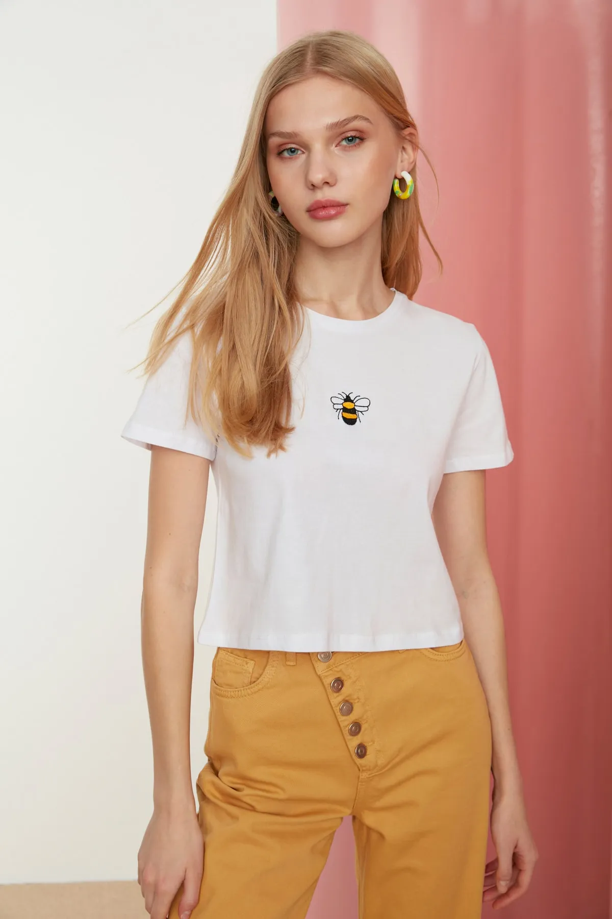 Trendyol Collection  Weißes, kurz geschnittenes, gestricktes T-Shirt aus 100 % Baumwolle mit Rundhalsausschnitt und Stickerei TWOSS20TS1377