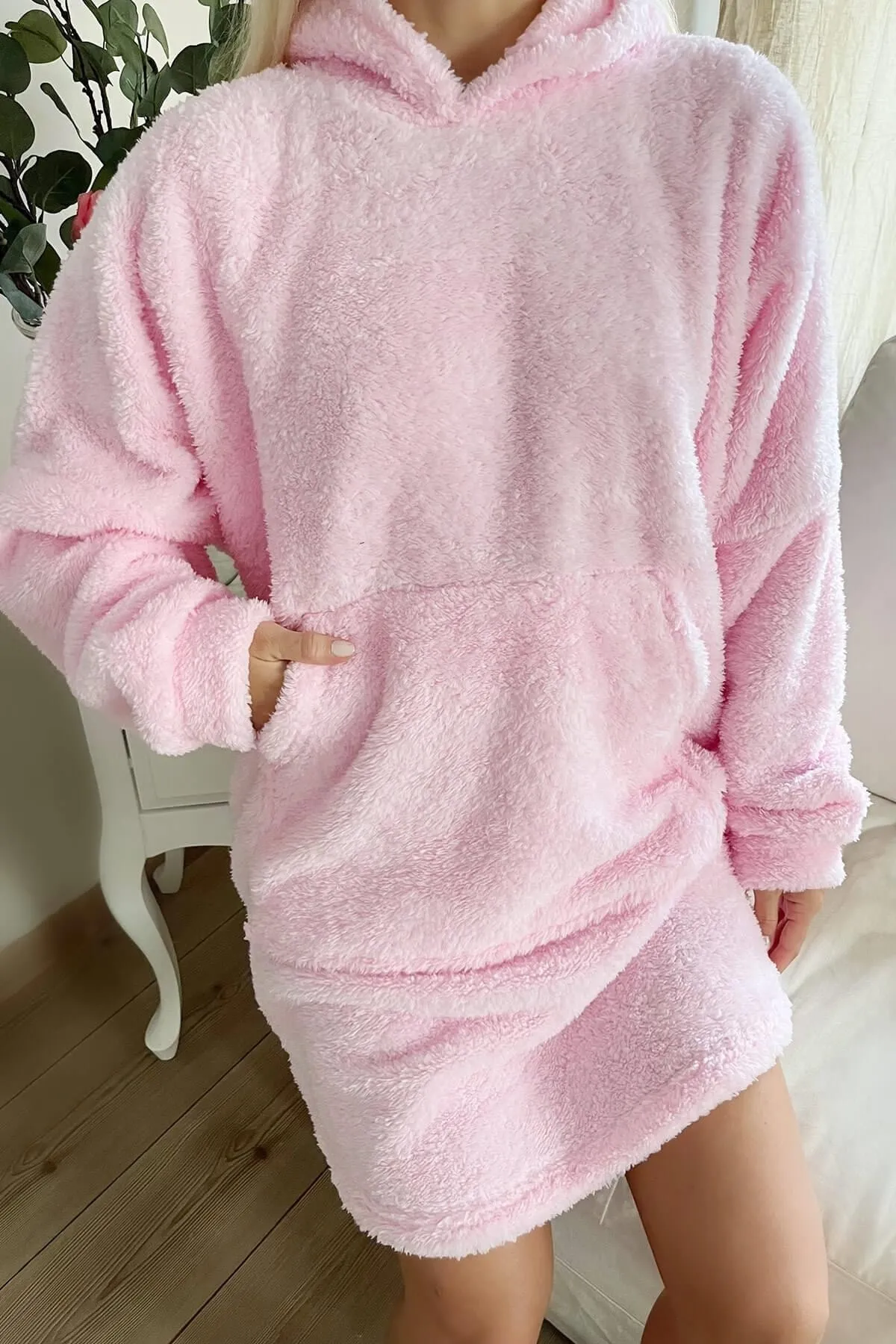 Pijamaevi  Puderrosa, vollplüschiger, übergroßer Sweat-Poncho-Pyjama mit Kapuze