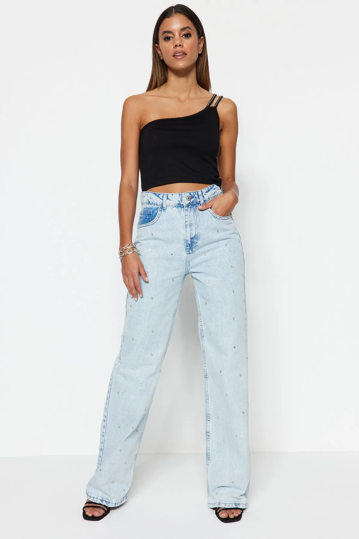 Trendyol Collection  Hellblaue Jeans mit hoher Taille und weitem Bein und Steindetail TWOSS23JE00053