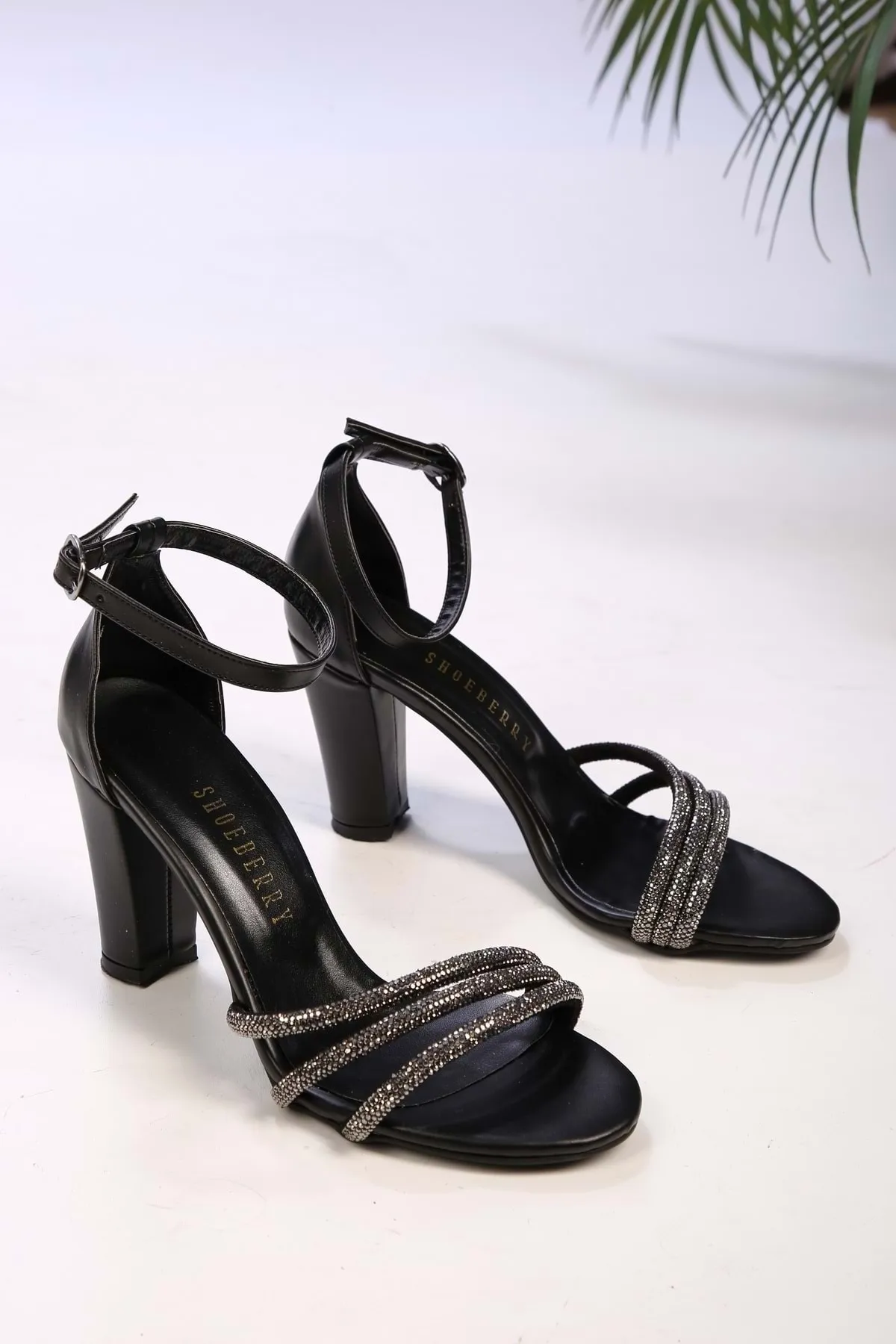 Shoeberry  Schwarze Forty-Schuhe mit geripptem Steinabsatz für Damen