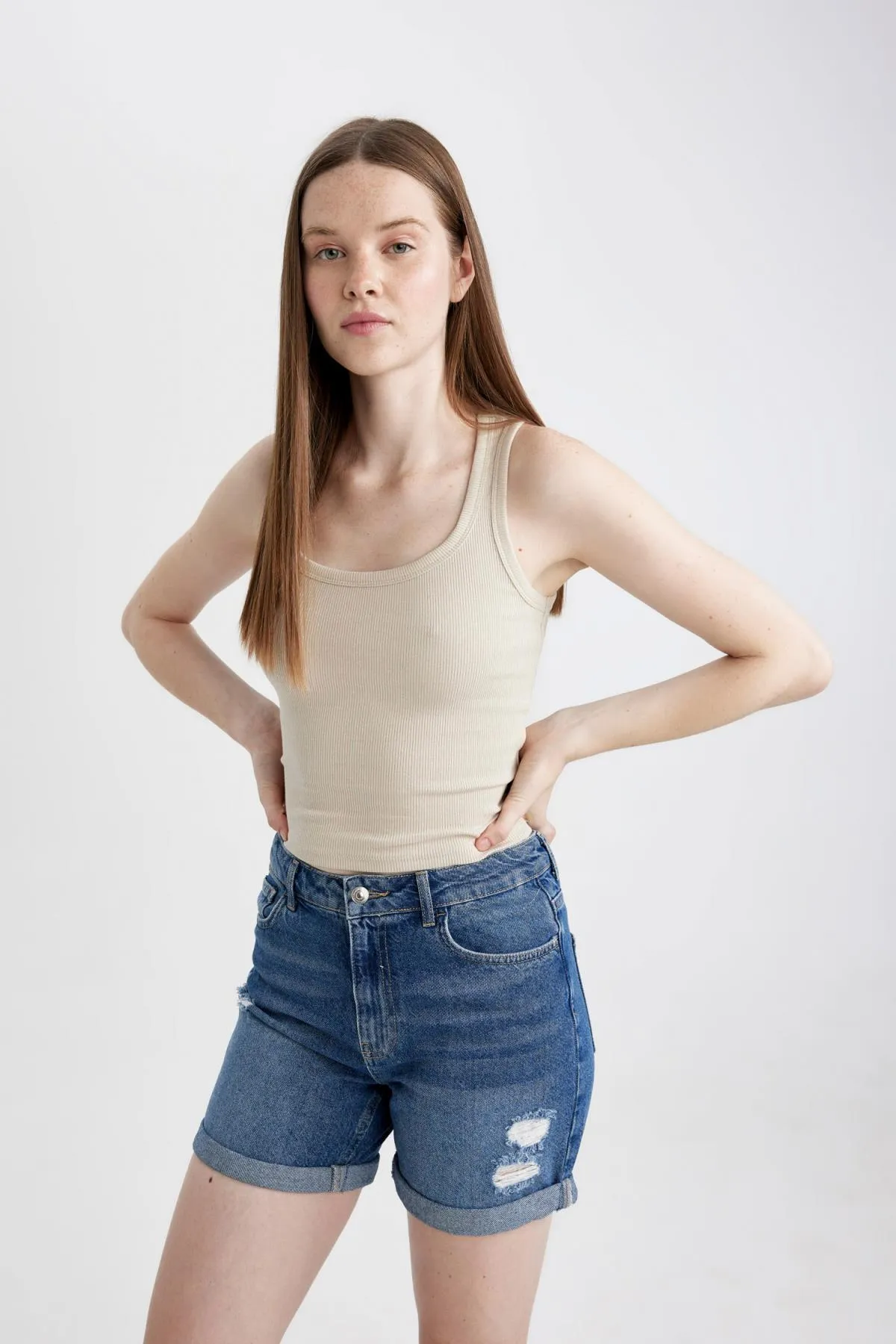 DeFacto  Tailliertes, geripptes Camisole mit U-Ausschnitt, Athlete A1665ax24sm