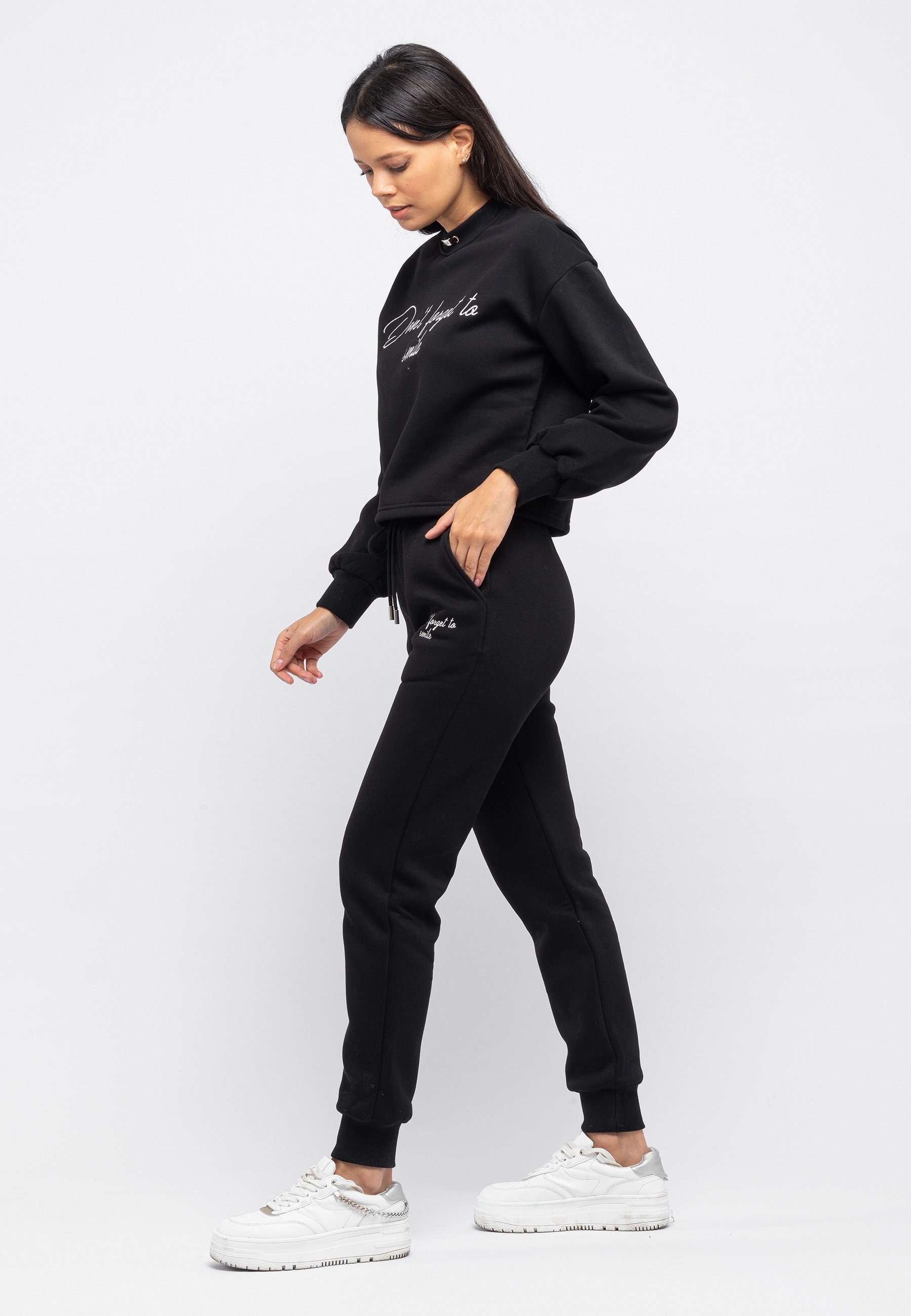 Tom Barron Freizeitanzug CASUAL REGULAR SIZE TRACKSUIT WITH CHEST EMBROIDERY METAL ACCESEORIES, mit modernem Design
