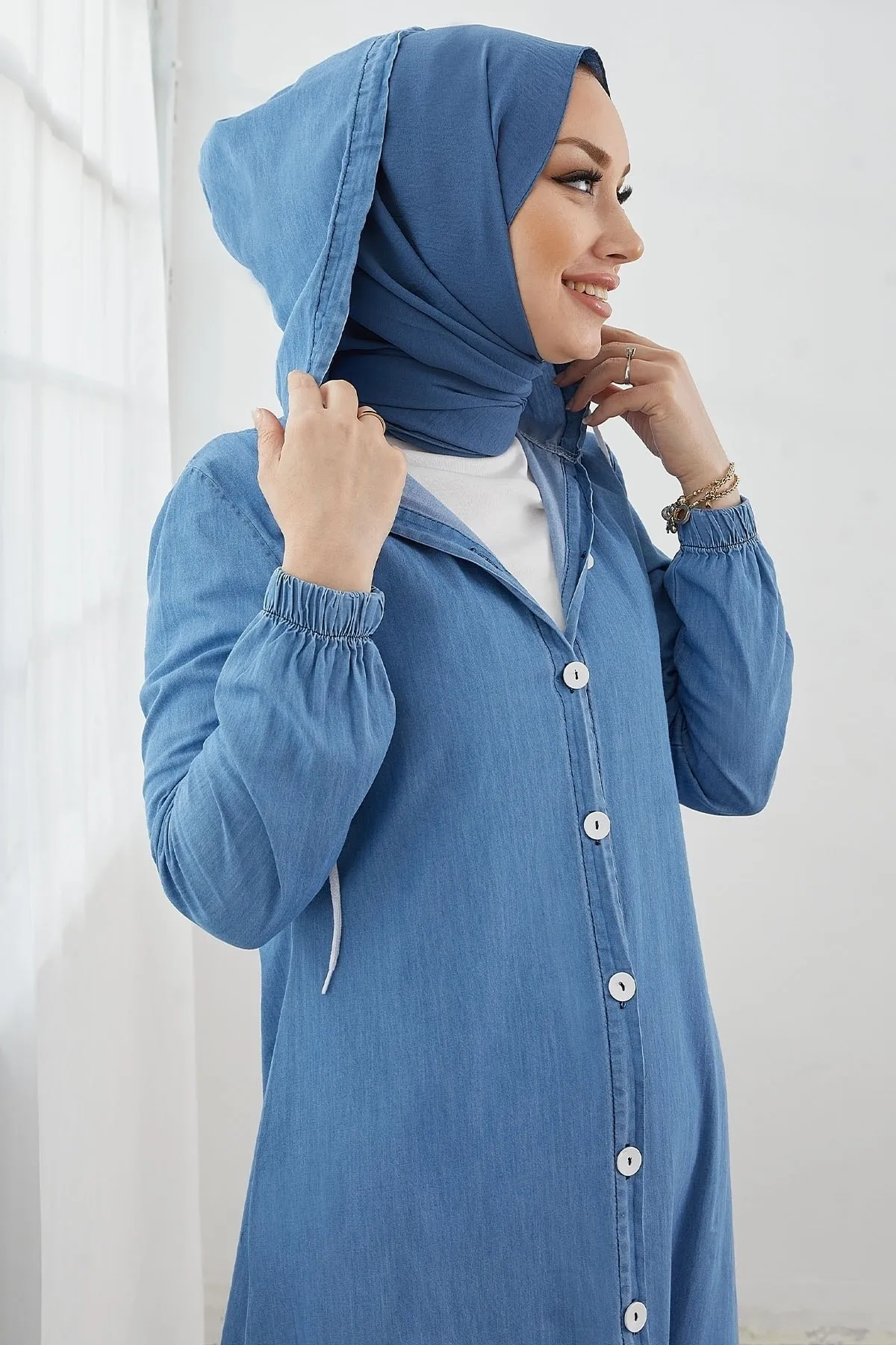 InStyle  Meridya Denim Abaya mit Kapuze und Knöpfen – Hellblau