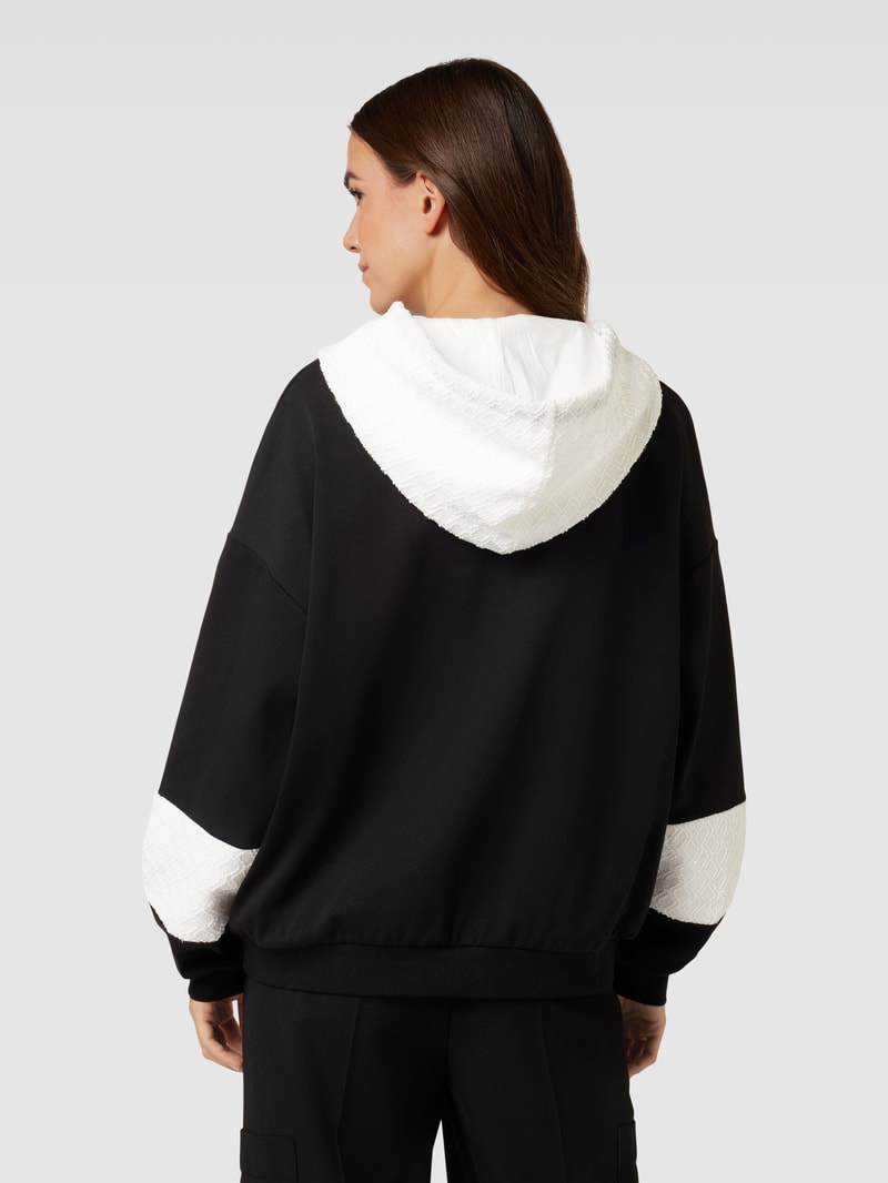 Hoodie in Two-Tone-Machart in schwarz