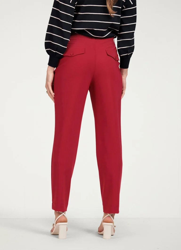 Pantaloni Luca de la Studio Anneloes, cu talie medie, croială mulată și buzunare laterale.