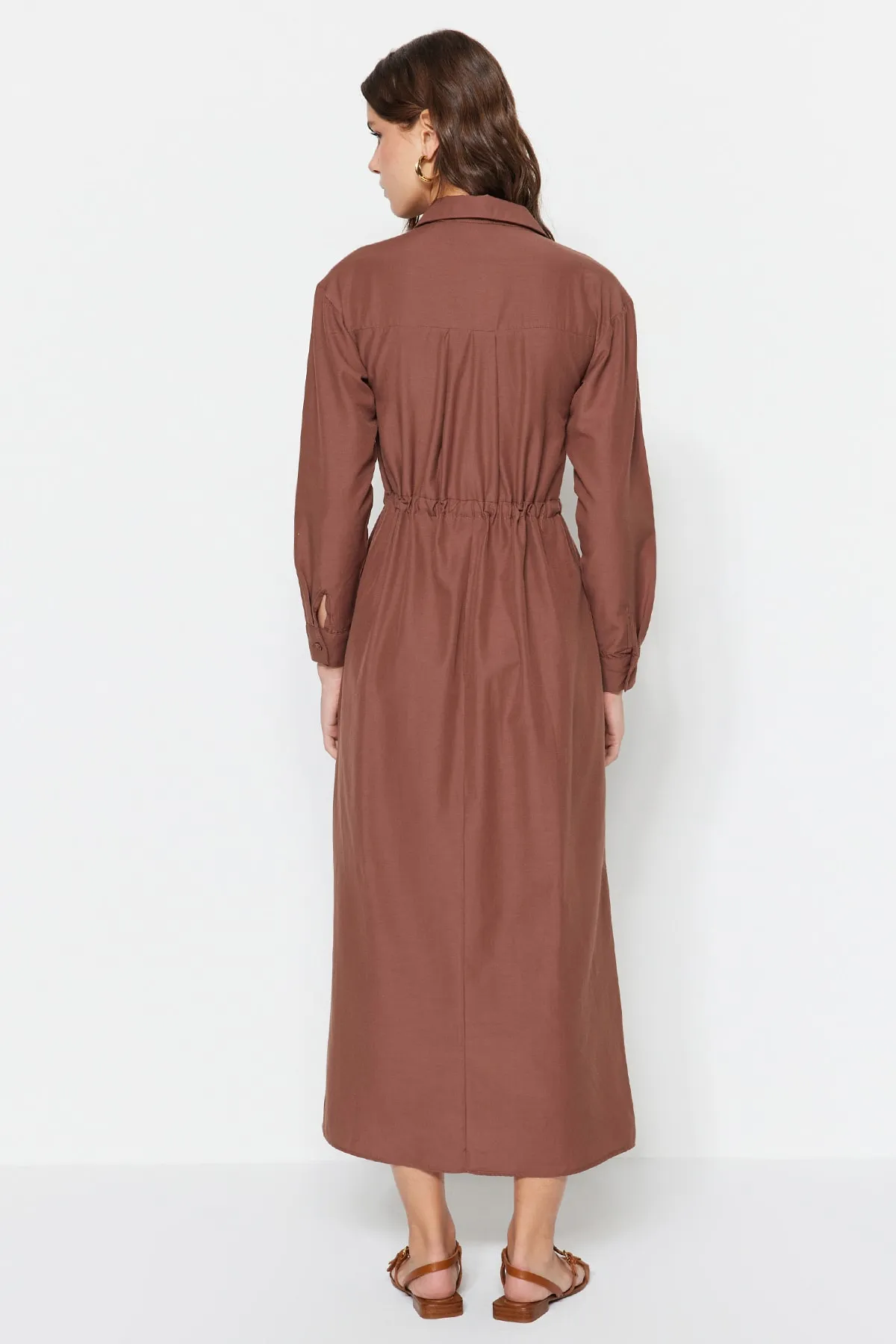 Trendyol Modest  Dunkelbraunes Kleid aus gewebter Baumwolle mit geraffter Taille TCTSS23EB00067