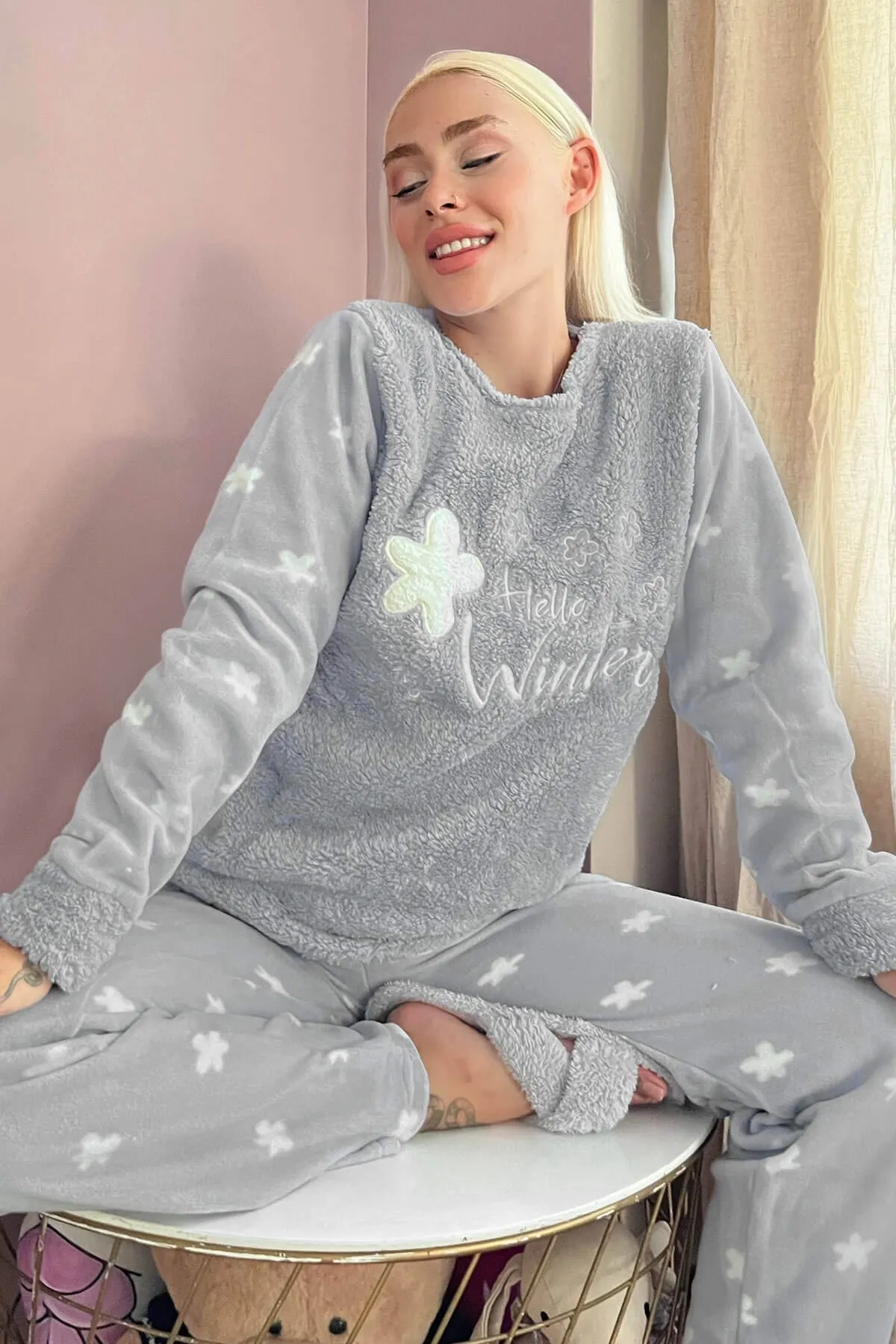 Pijamaevi  Graues „Hello Winter“ gemustertes Plüsch-Pyjama-Set für Damen