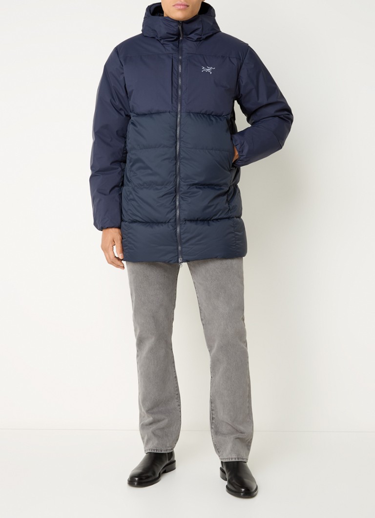Jachetă matlasată Arc'teryx Thorium SV, cu umplutură de puf, cu glugă.