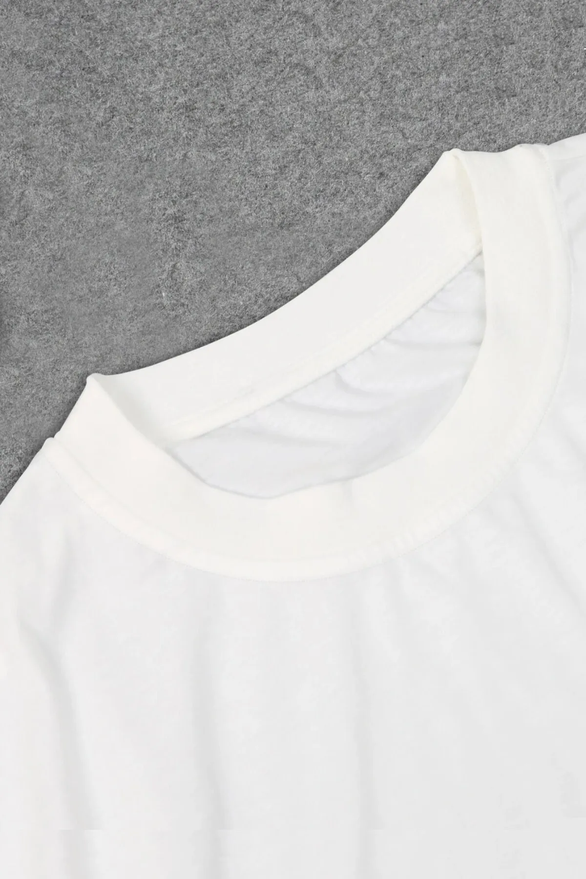 MODAGEN  Weißes Unisex-T-Shirt mit Aufdruck „Hand-Handed Dollars“ in Übergröße
