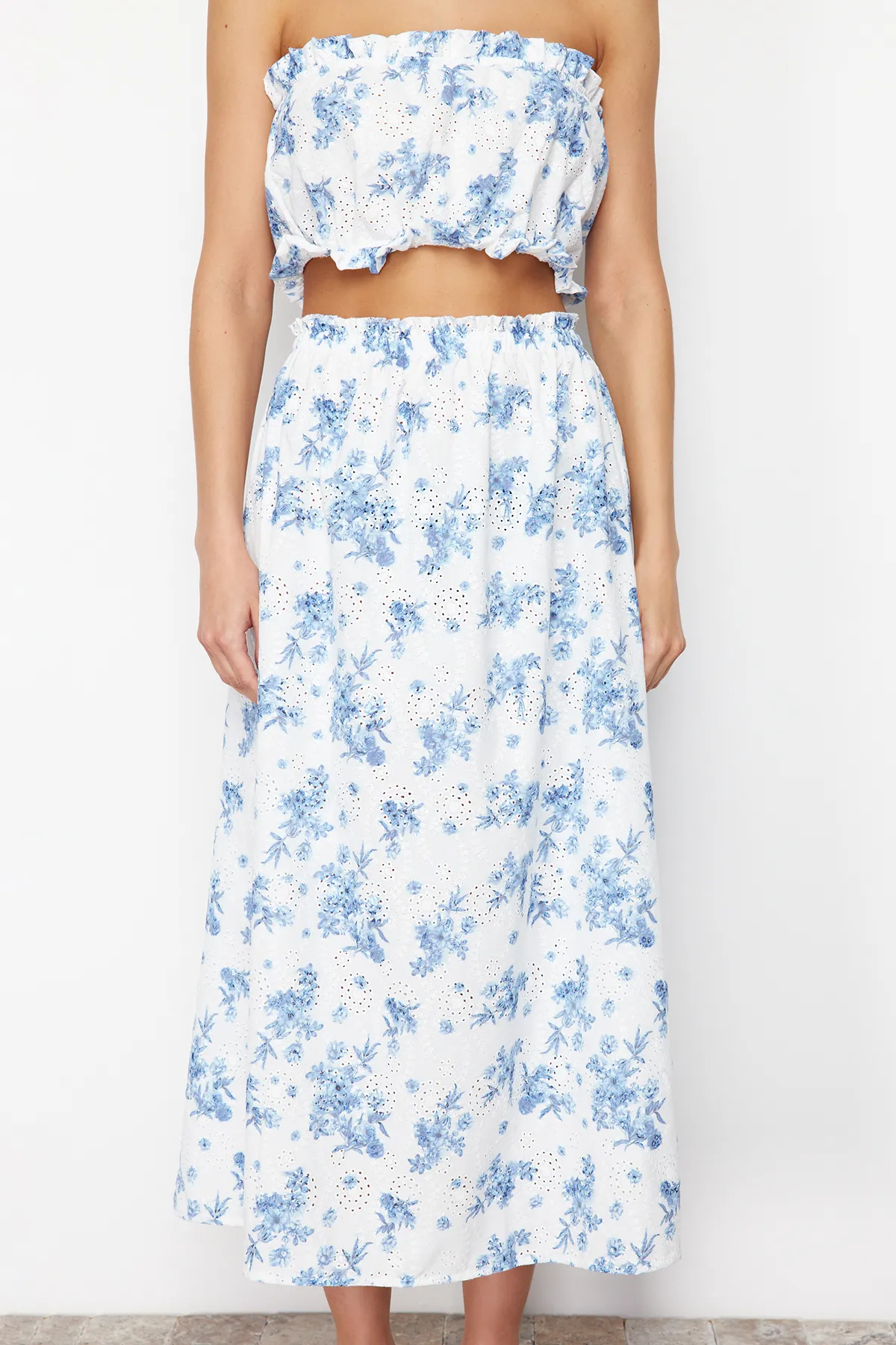 Trendyol Collection  Midi-Bluse mit gewebten Rüschen und Stickereien, 100 % Baumwolle, mit Blumenmuster, Rockanzug TBESS24AU00056