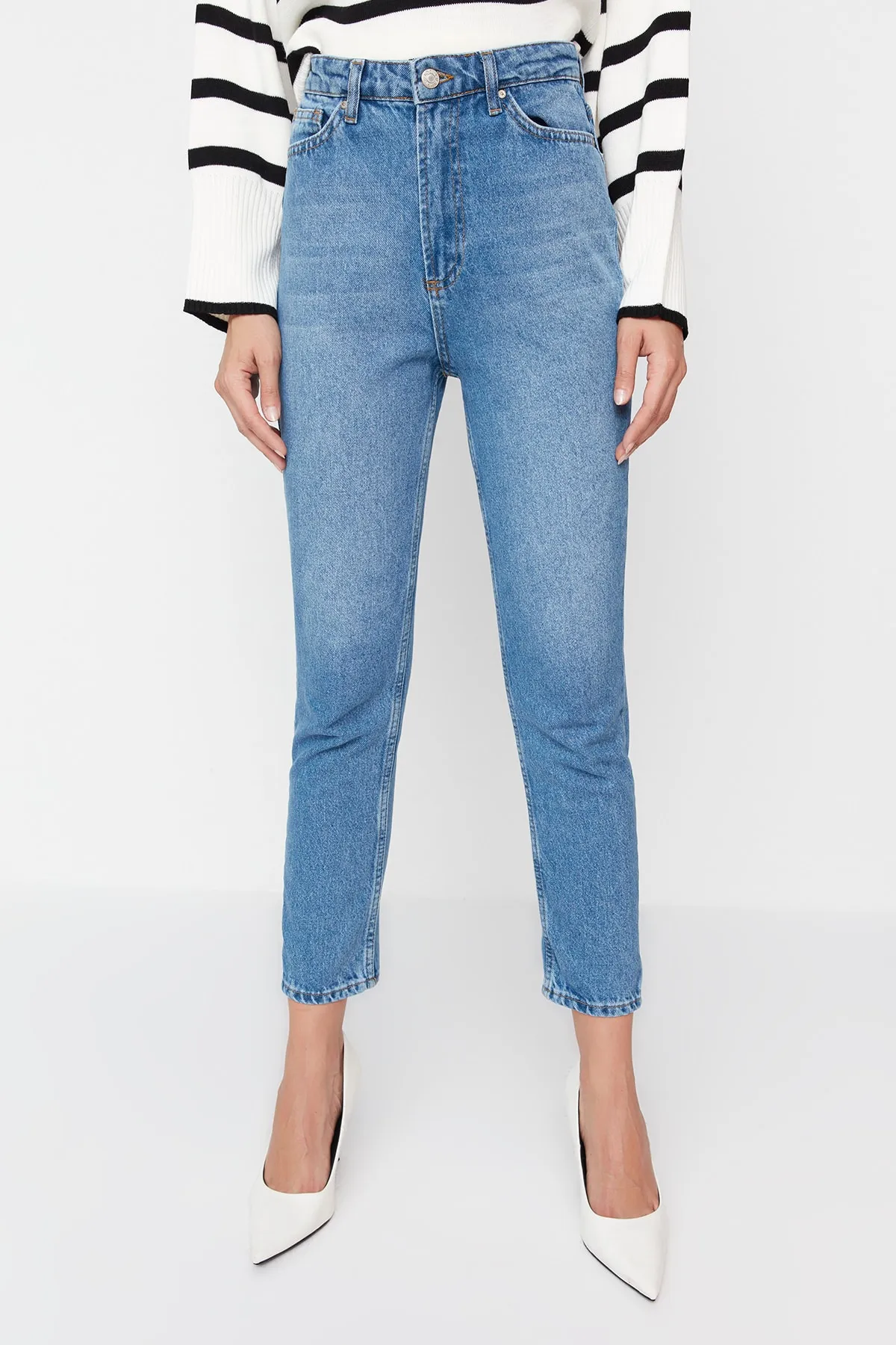 Trendyol Collection  Indigoblaue, verwaschene Mom-Jeans mit hoher Taille TWOSS20JE0099