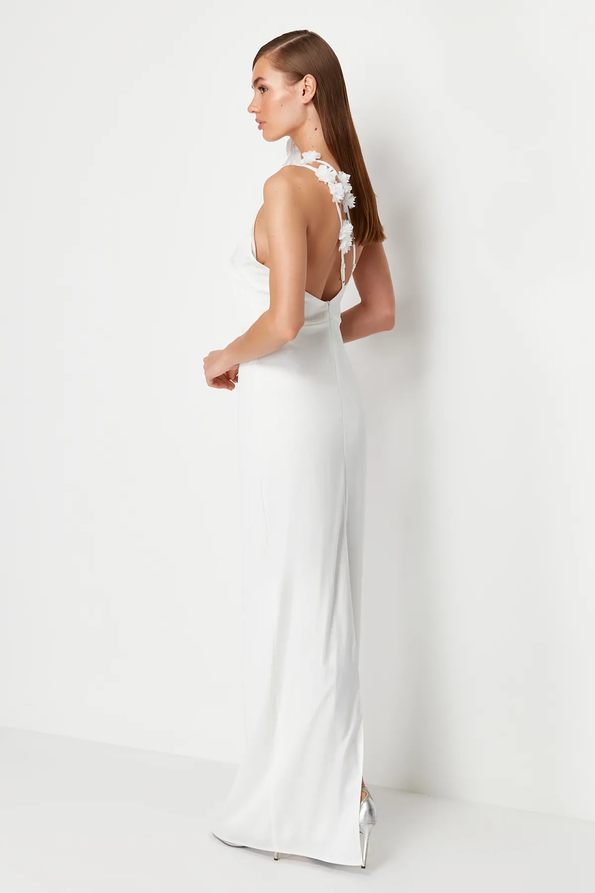 Trendyol Collection  Weißes Hochzeits-/Nikah-Abendkleid mit Rosendetails in Weiß TPRSS24AE00029