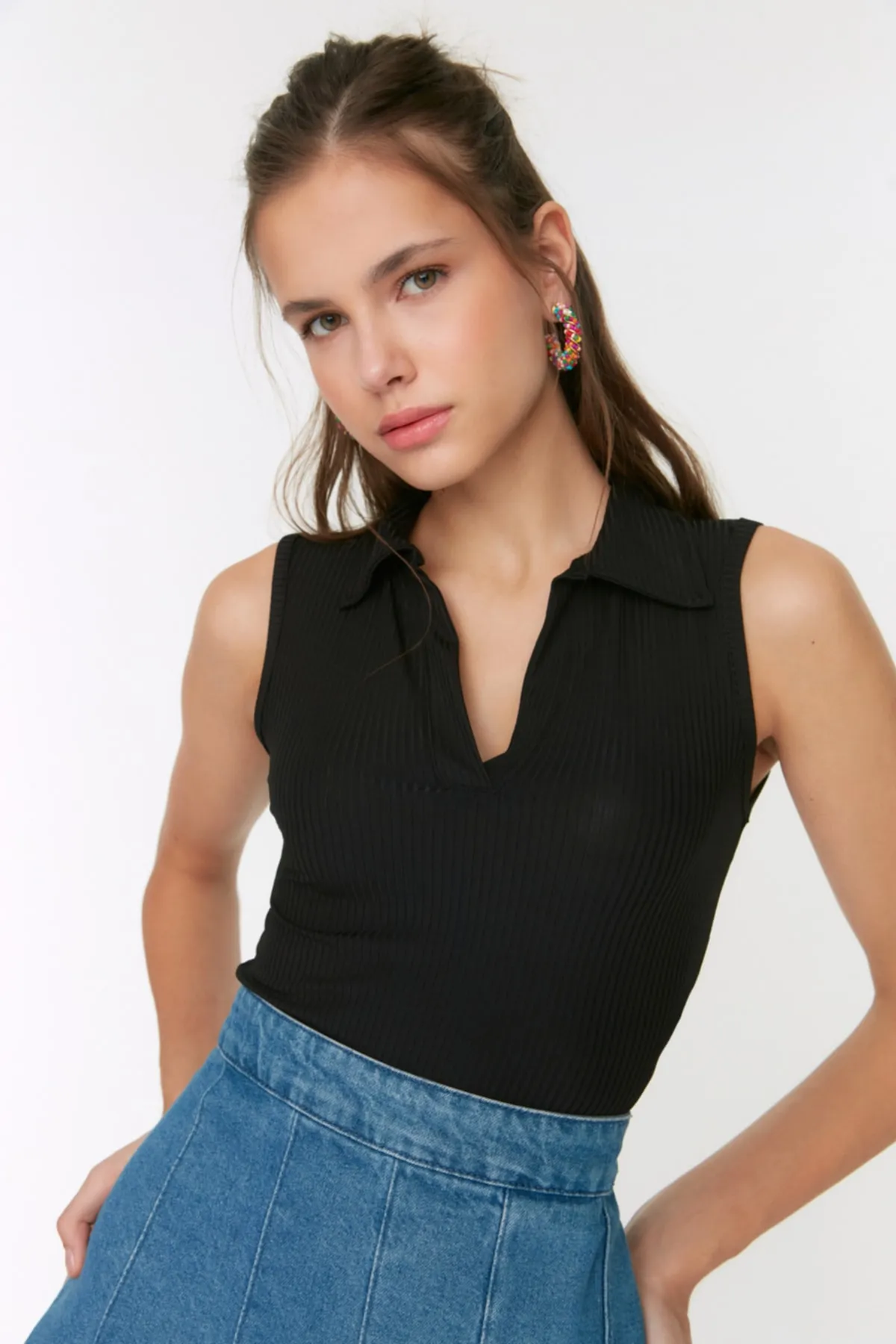 Trendyol Collection  Schwarze, taillierte, kurz geschnittene, dehnbare Strickbluse mit Polokragen TWOSS22BZ0335