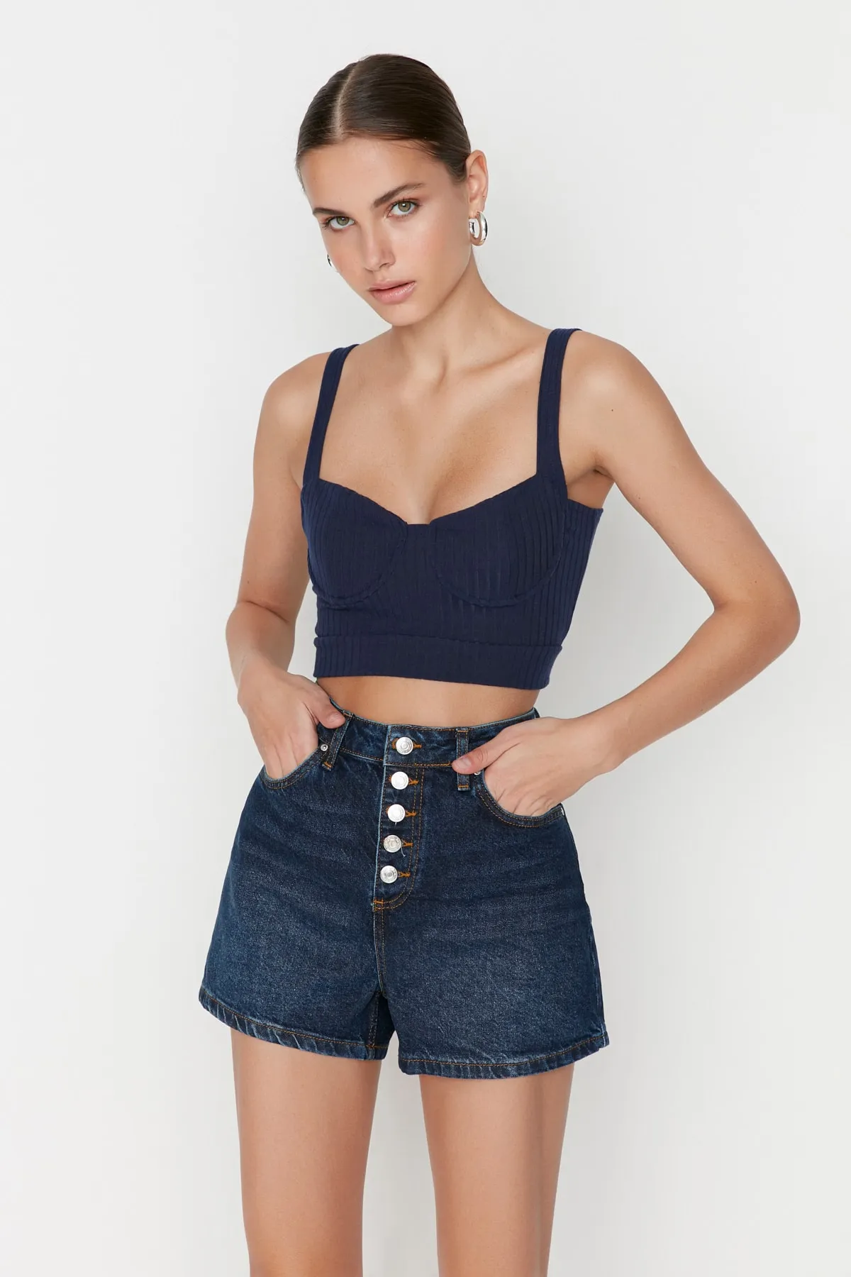 Trendyol Collection  Dunkelblaue, vorne geknöpfte Jeansshorts mit hoher Taille TWOSS22SR00112