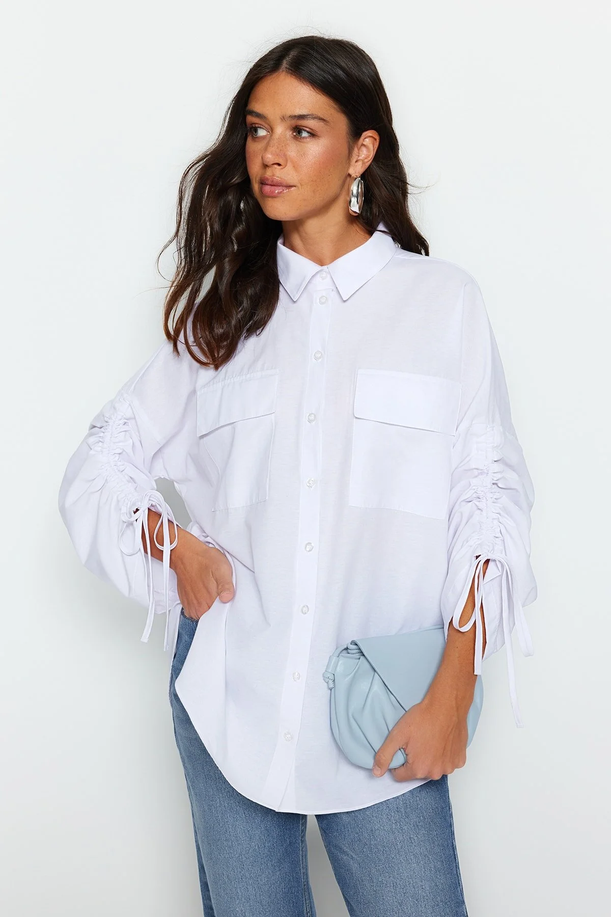 Trendyol Modest  Weißes Hemd aus gewebter Baumwolle mit verstellbaren Ärmeln und Kordelzugdetail TCTSS23TG00011
