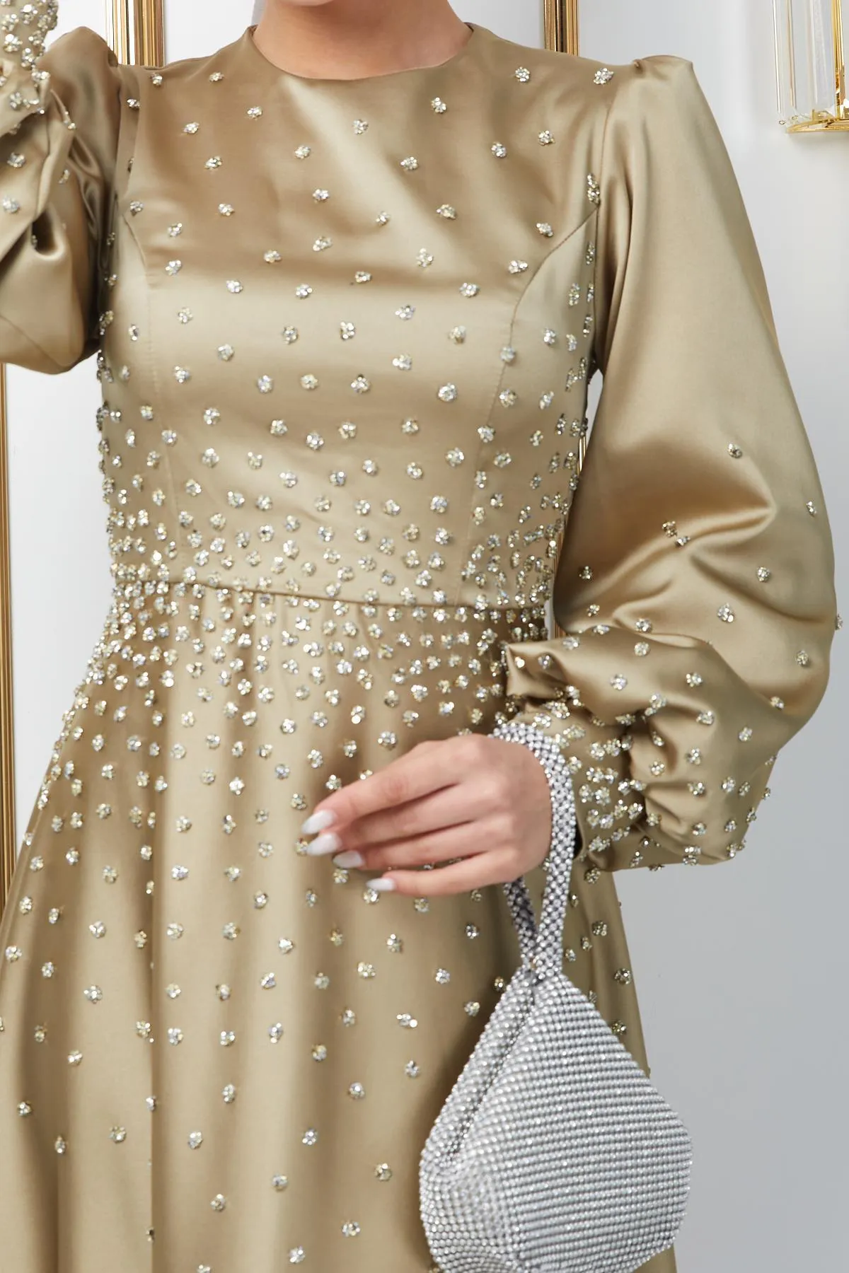 Olcay  Satin Abendkleid mit verteilten Steindetails auf der Vorderseite und den Ärmeln ÖLGRÜN 1658