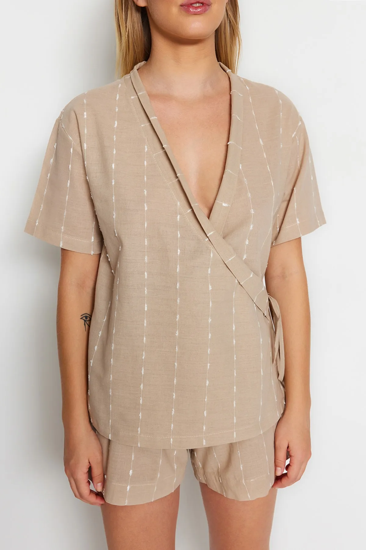 Trendyol Collection  Beiges Pyjama-Set aus gewebter Viskose mit Streifen, 100 % Baumwolle, weite Passform, THMSS23PT00229