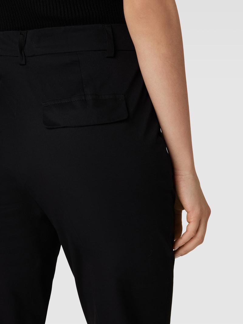 Hose mit seitlichen Eingrifftaschen in schwarz