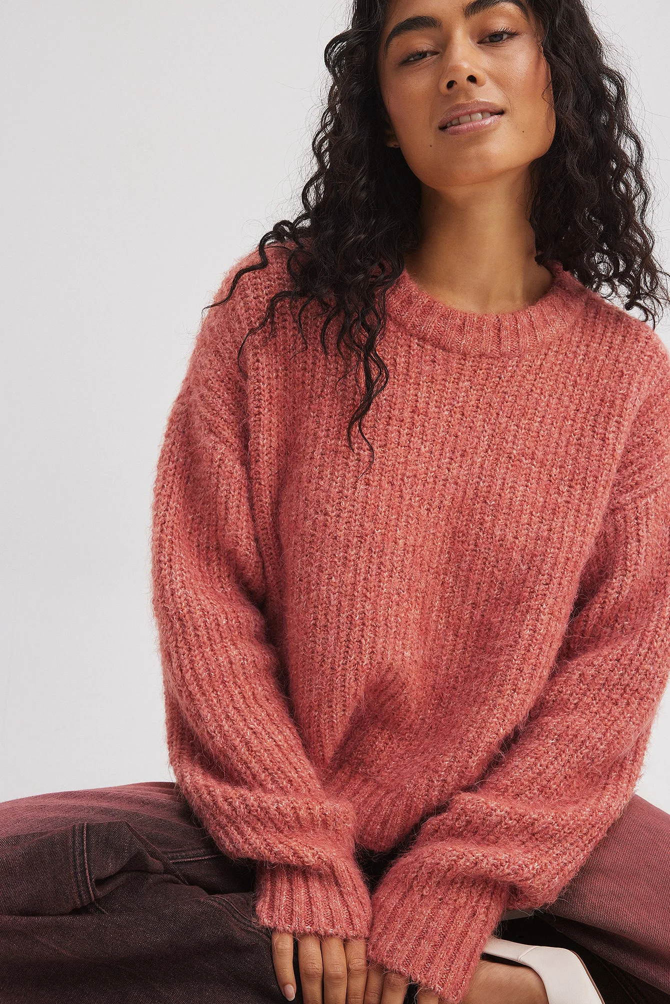 Melierter Strickpullover mit Rundhalsausschnitt