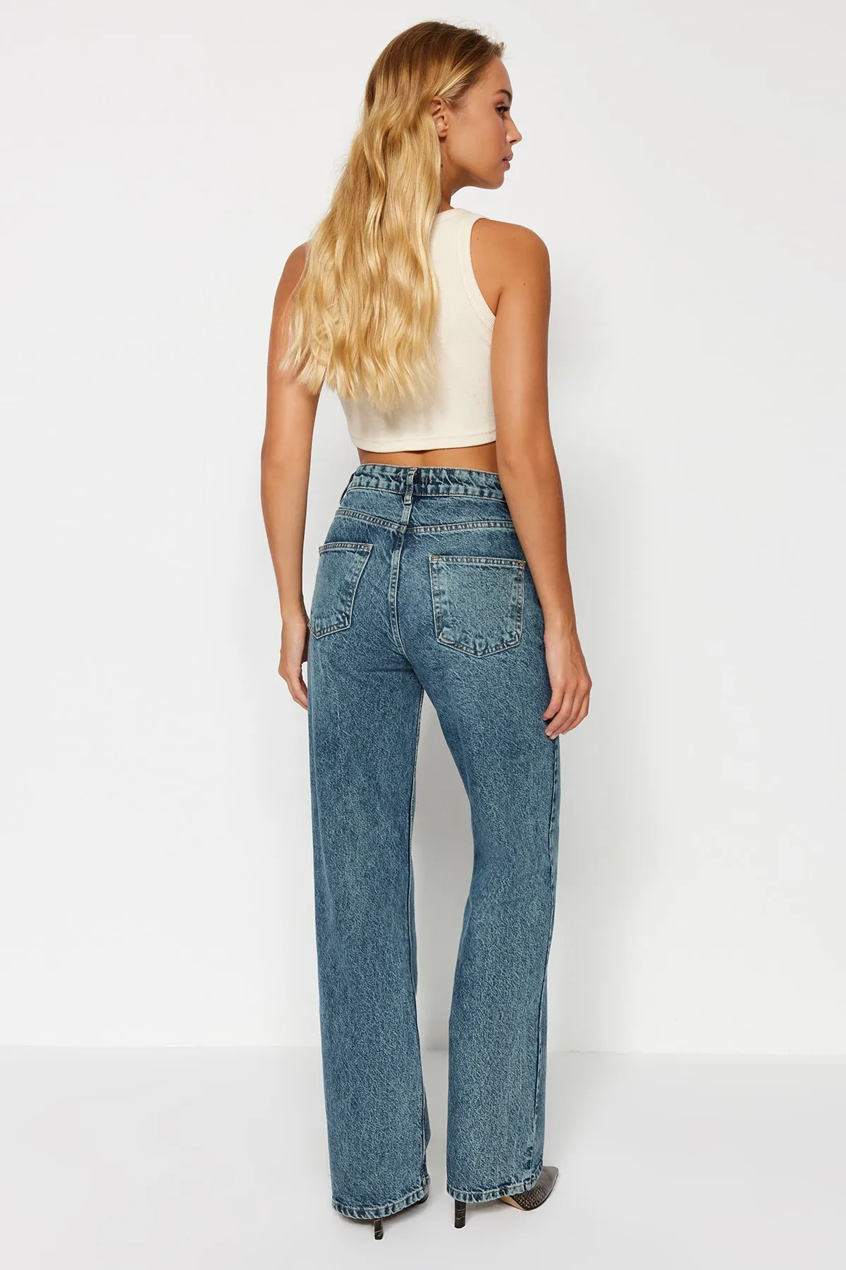 Trendyol Collection  Jeans mit hoher Taille und weitem Bein in blassblauem Vintage-Effekt TWOAW24JE00089
