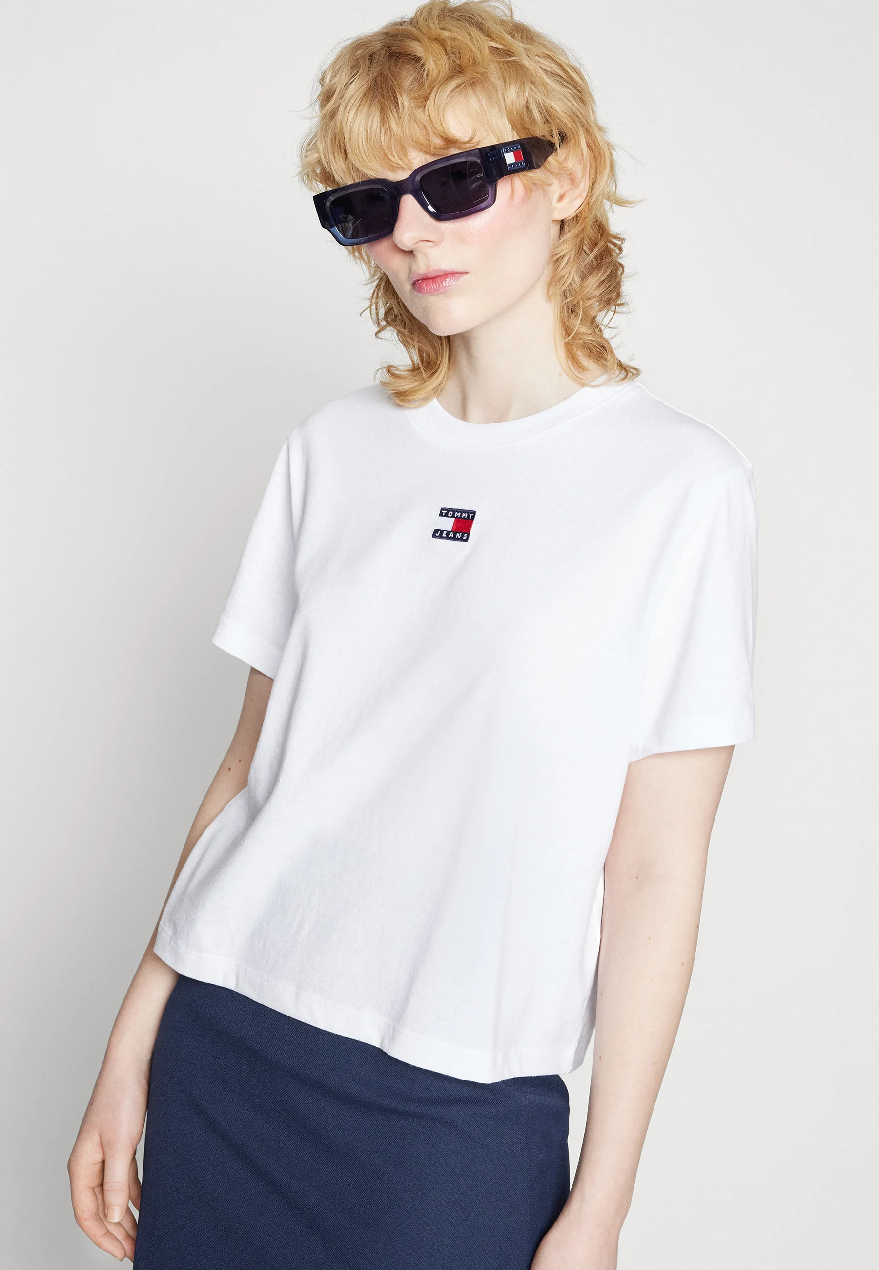 Tommy Jeans BADGE TEE - Camiseta básica