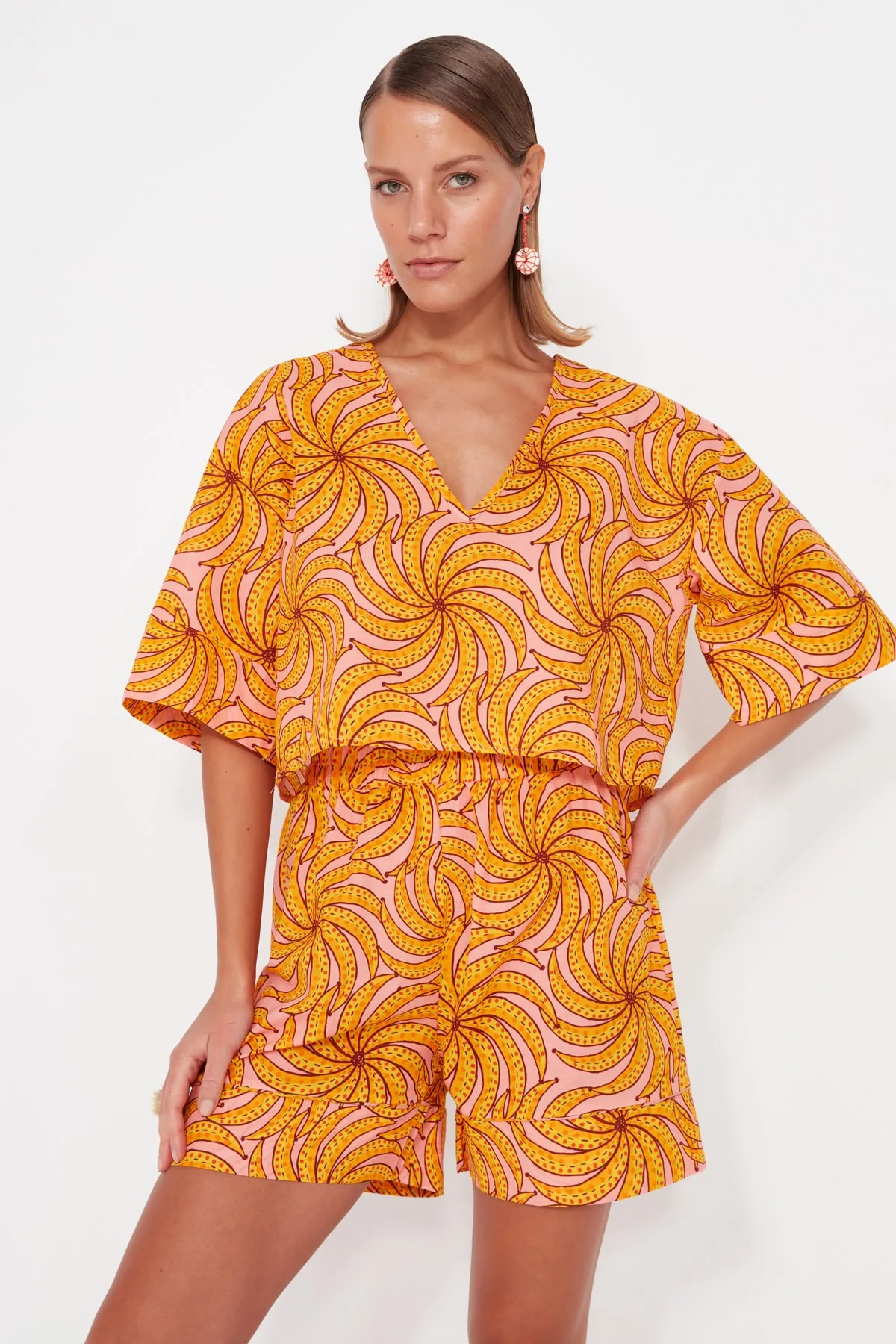 Trendyol Collection  Set aus Hemd und Shorts aus 100 % gewebter Baumwolle mit Fruchtmuster TBESS23AU00082