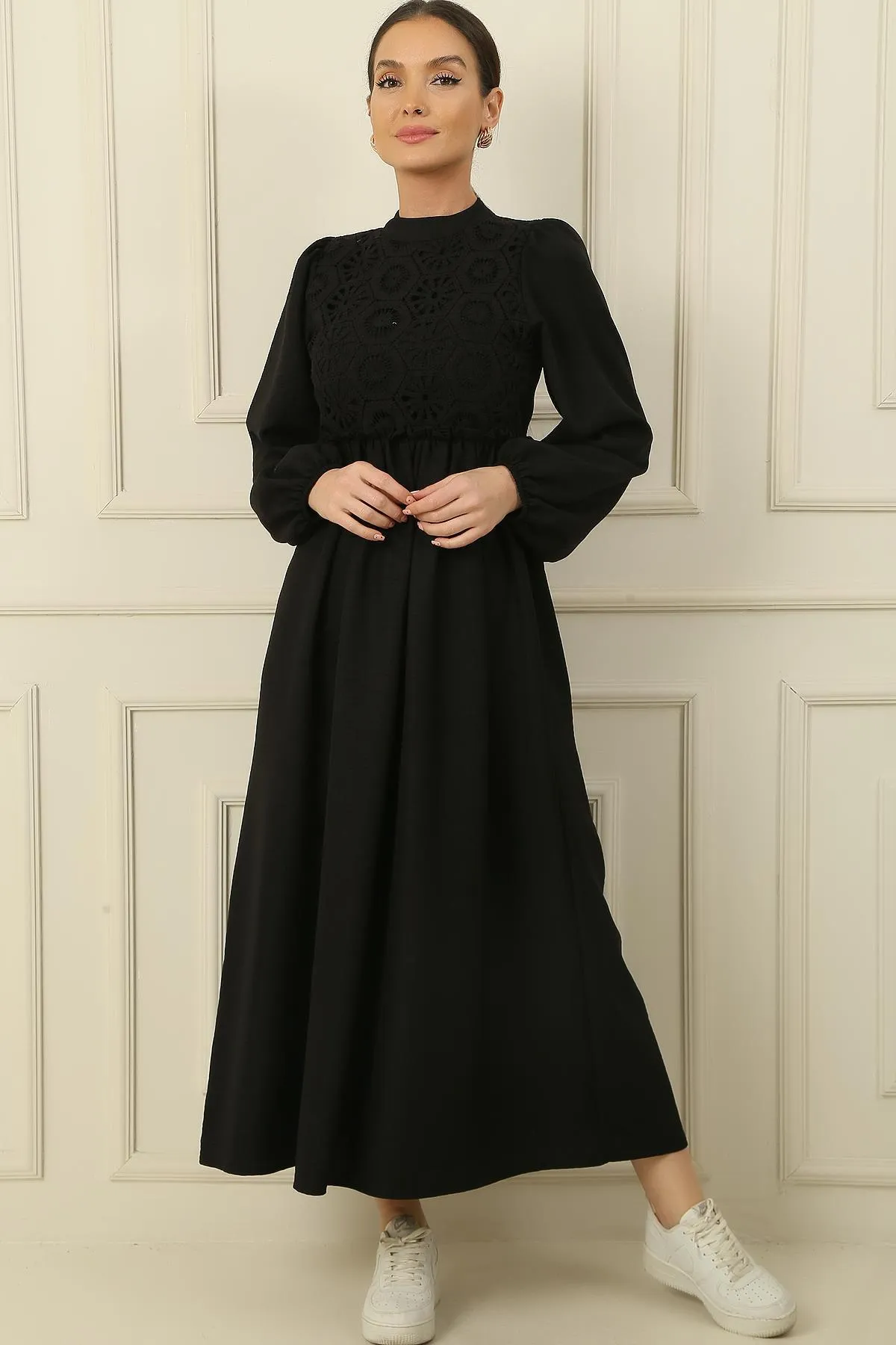 By Saygı  Langes Kleid mit Spitzenbesatz in Leinenoptik