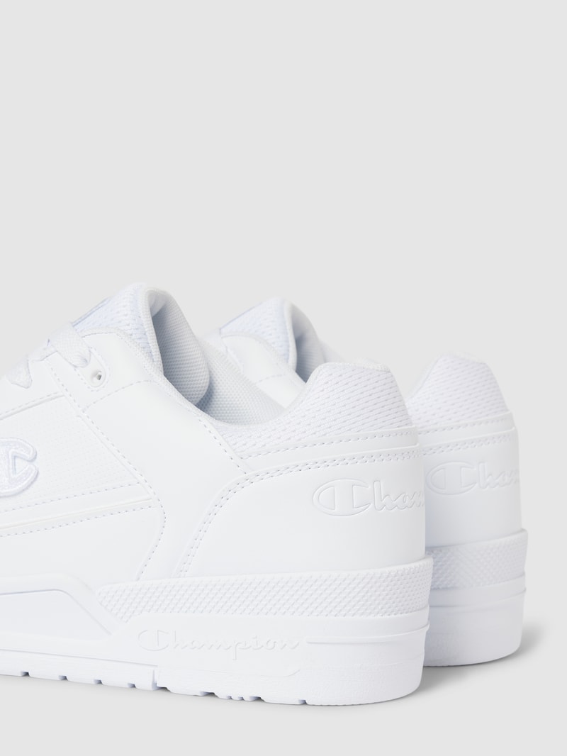 Sneaker mit Label-Detail in weiß