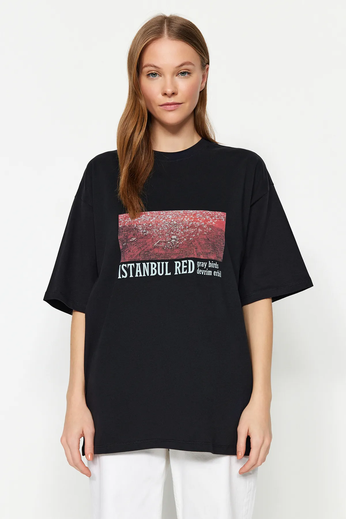 Trendyol Collection  Schwarzes Unisex-Strick-T-Shirt mit Devrim-Erbil-Print in Übergröße TWOSS24TS00017