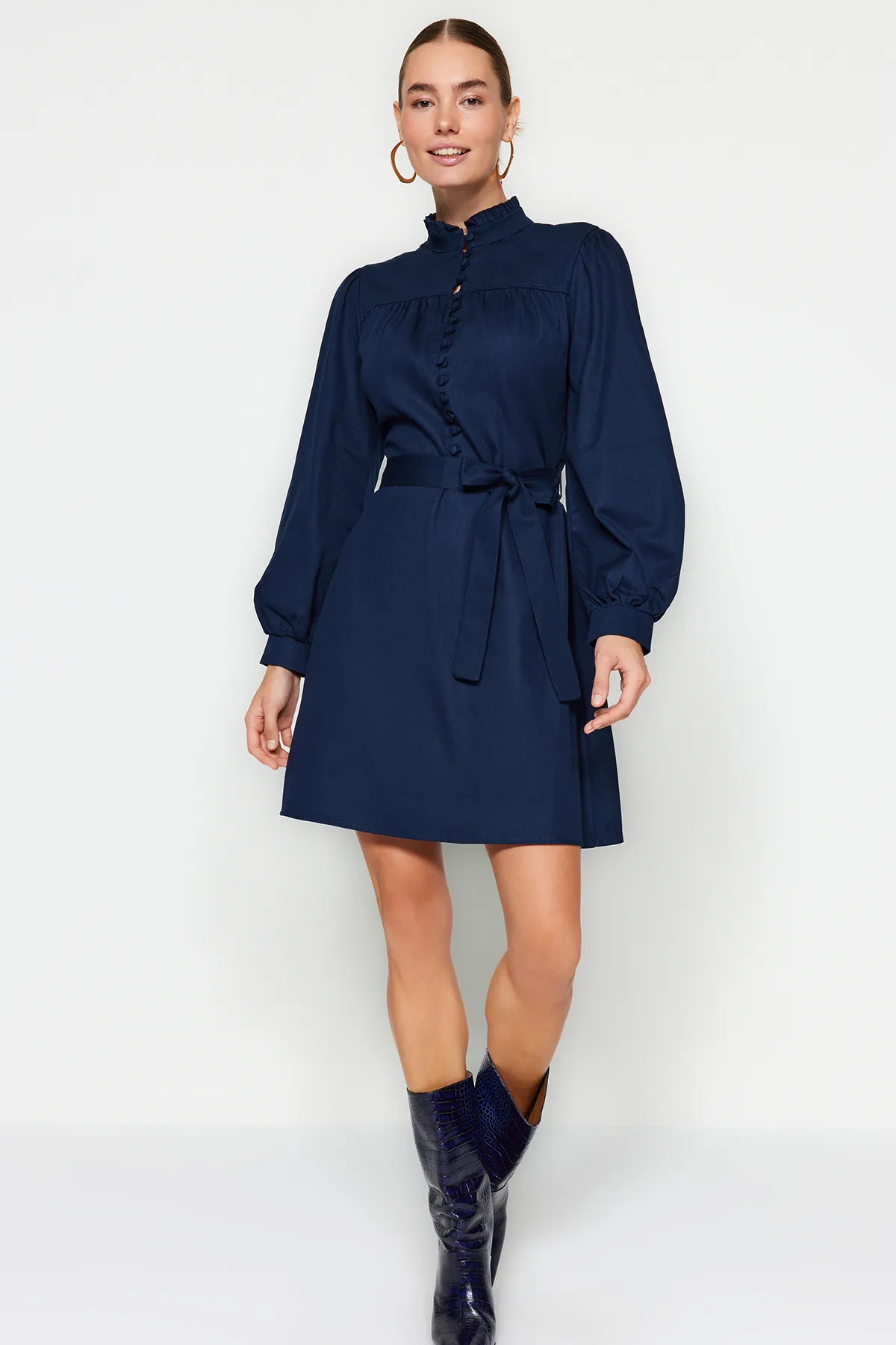 Trendyol Collection  Marineblaues Webkleid mit hohem Kragen TWOAW22EL1346