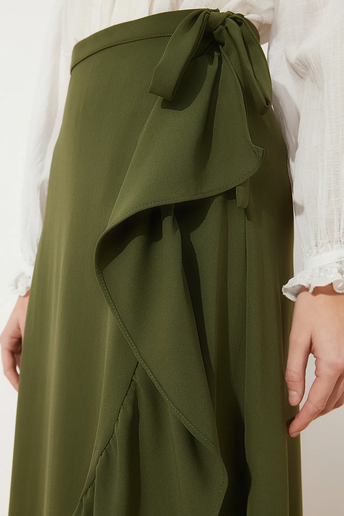 Trendyol Modest  Dunkelkhakifarbener Wickelrock mit Volant und Webmuster TCTSS21ET0579