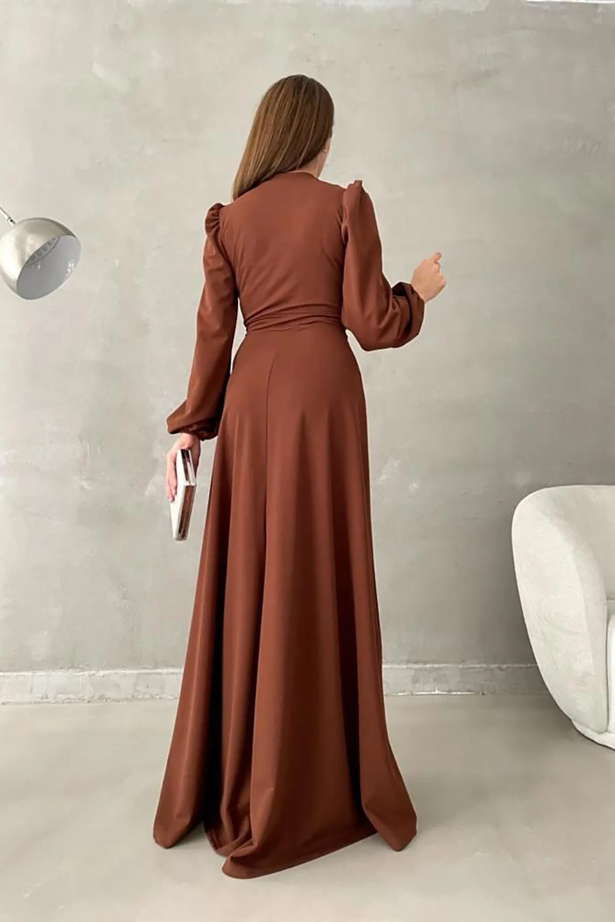 Deafox  Braunes, langärmliges, geschlitztes Maxikleid aus importiertem Kreppstoff