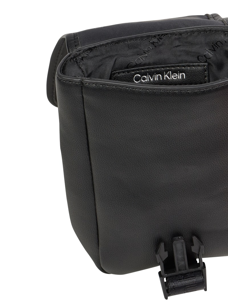 Camera Bag in Leder-Optik in schwarz